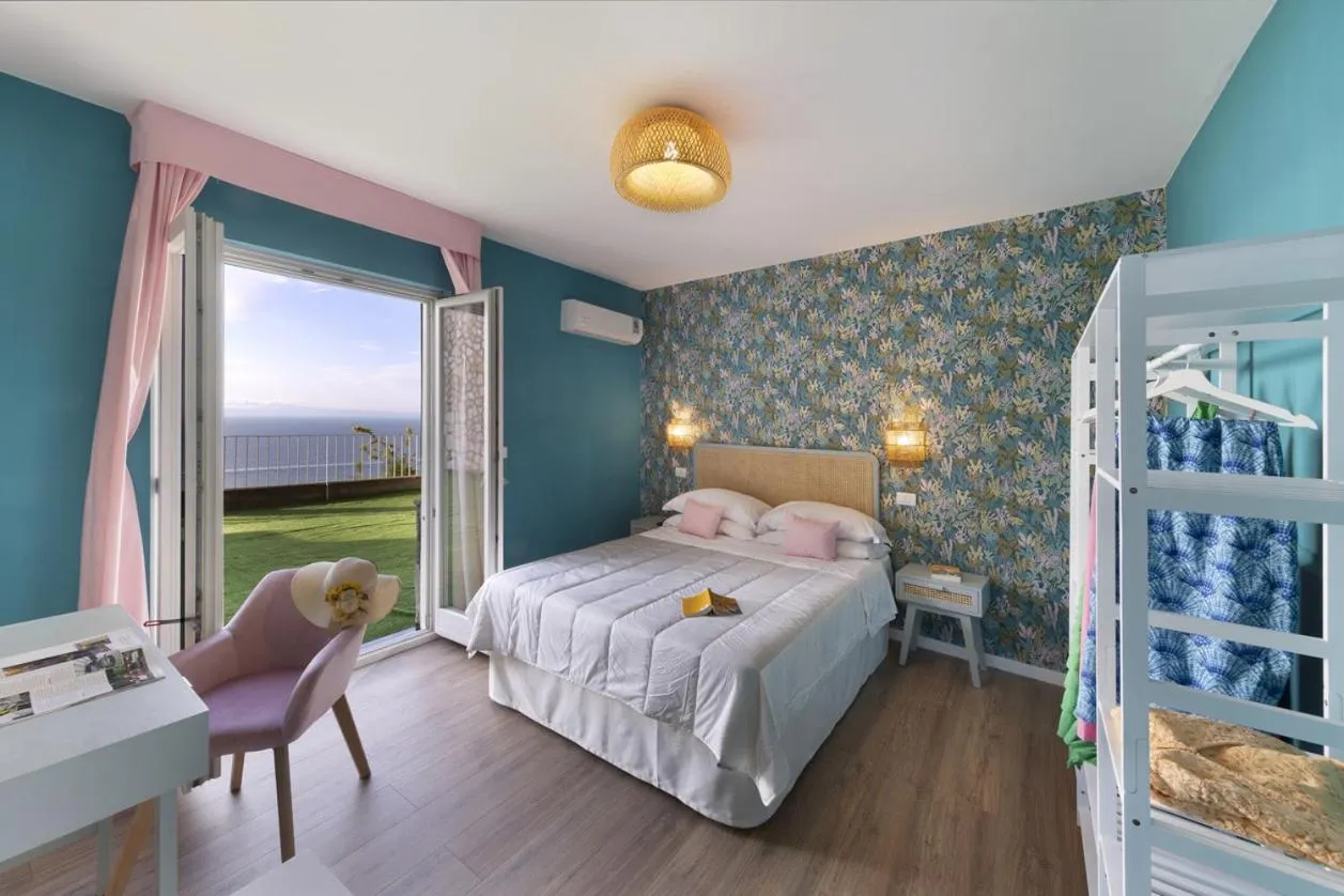 Bed in Hotel Villa Lubrense Sorrento