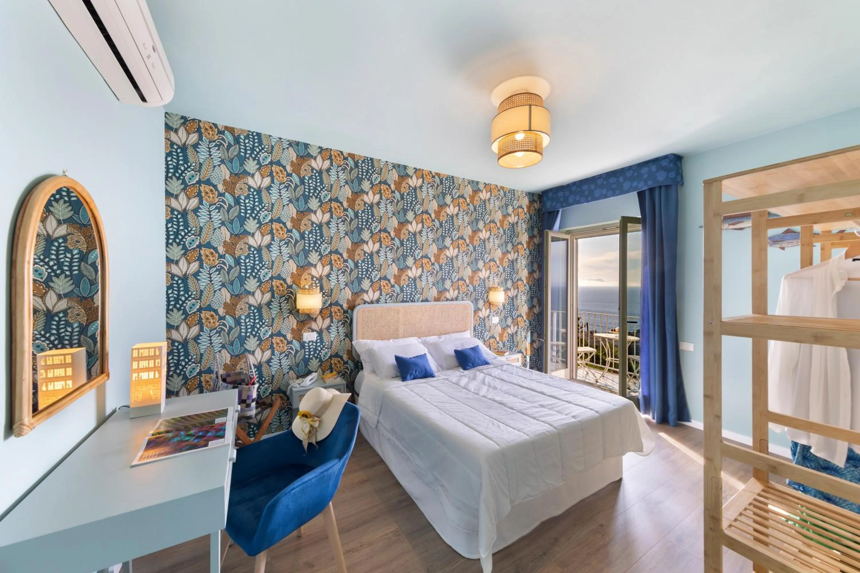 Bed in Hotel Villa Lubrense Sorrento