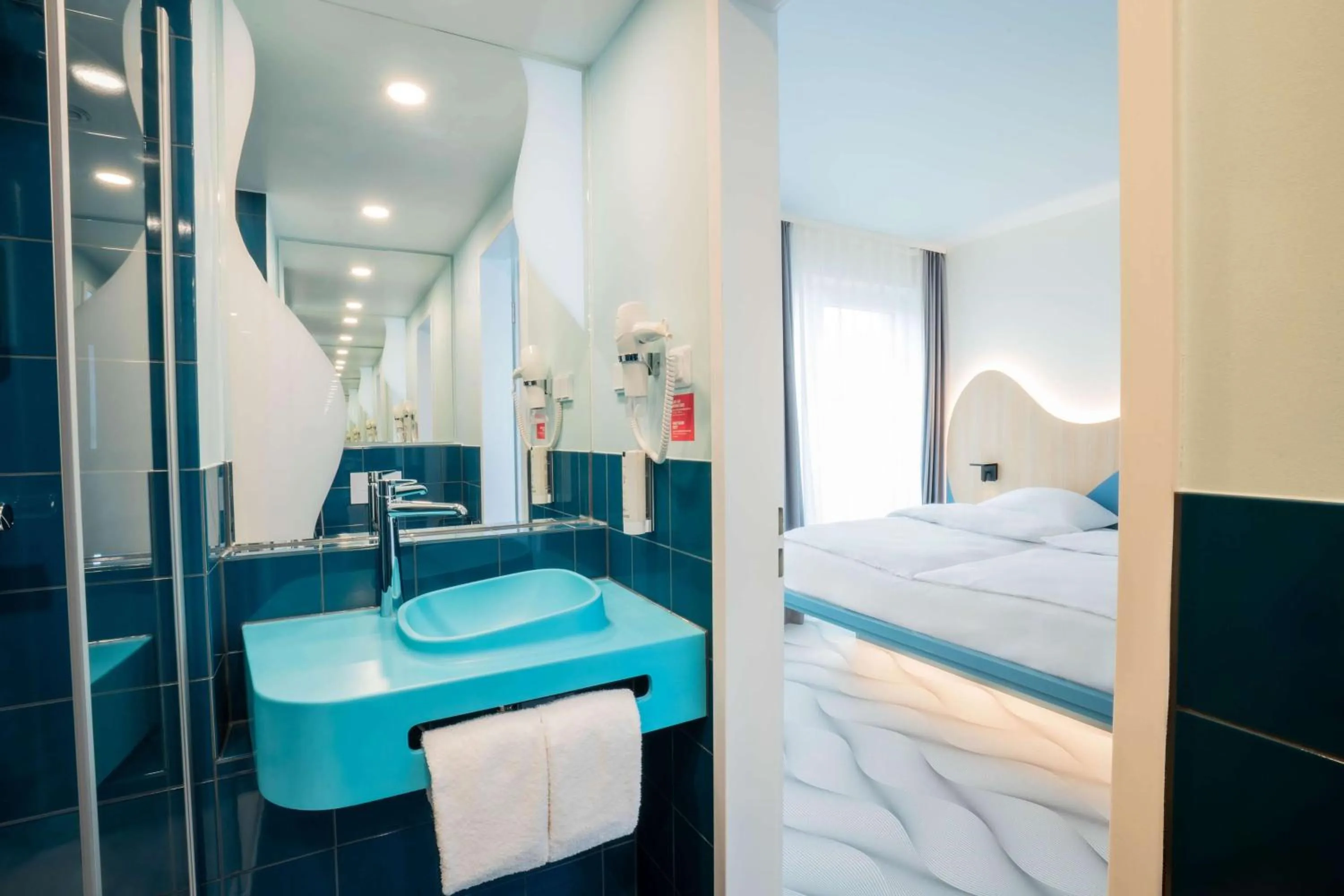Bathroom, Bed in Prize by Radisson, Dresden Mitte