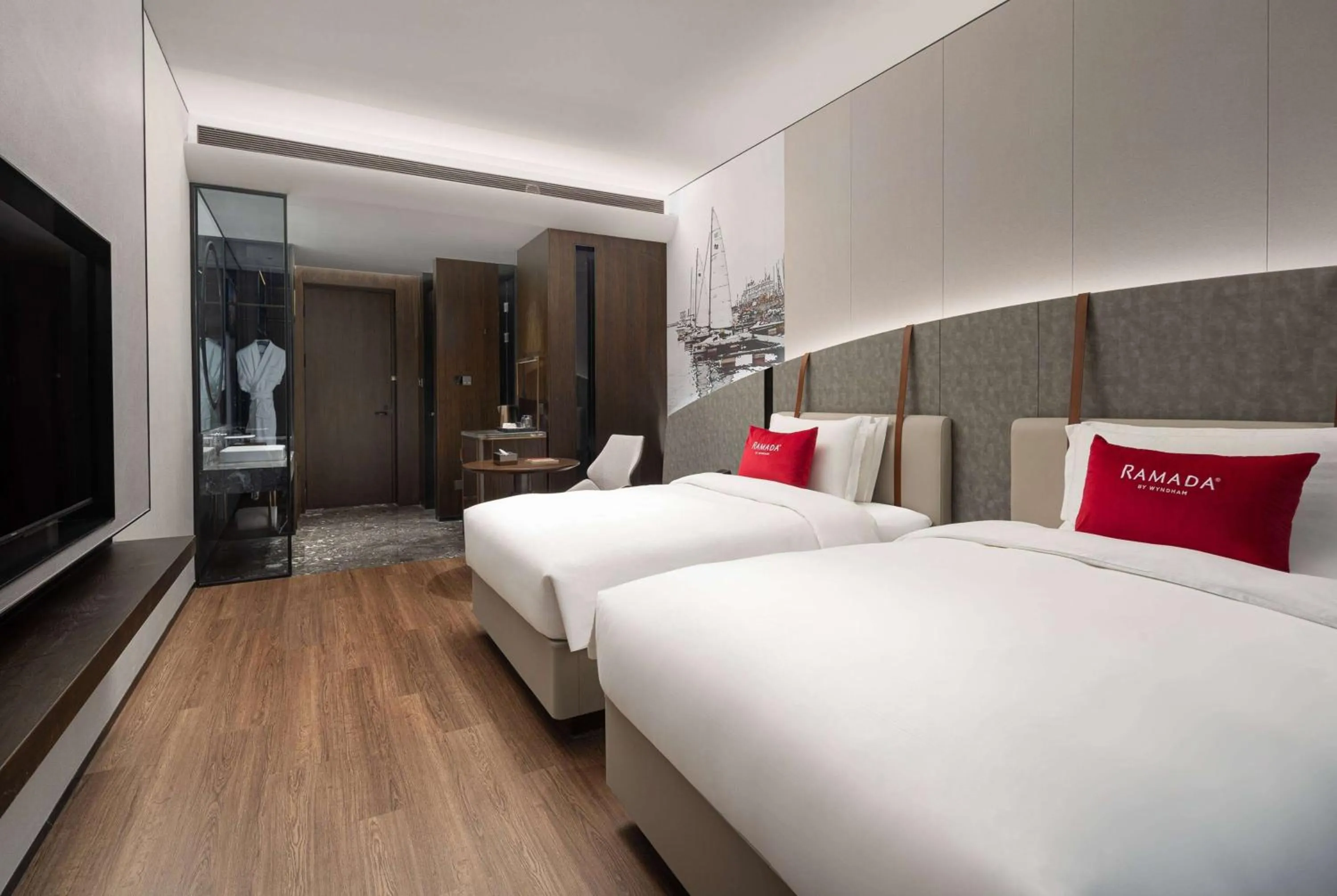 Photo of the whole room, Bed in Ramada by Wyndham Qingdao Jiaodong International Airport