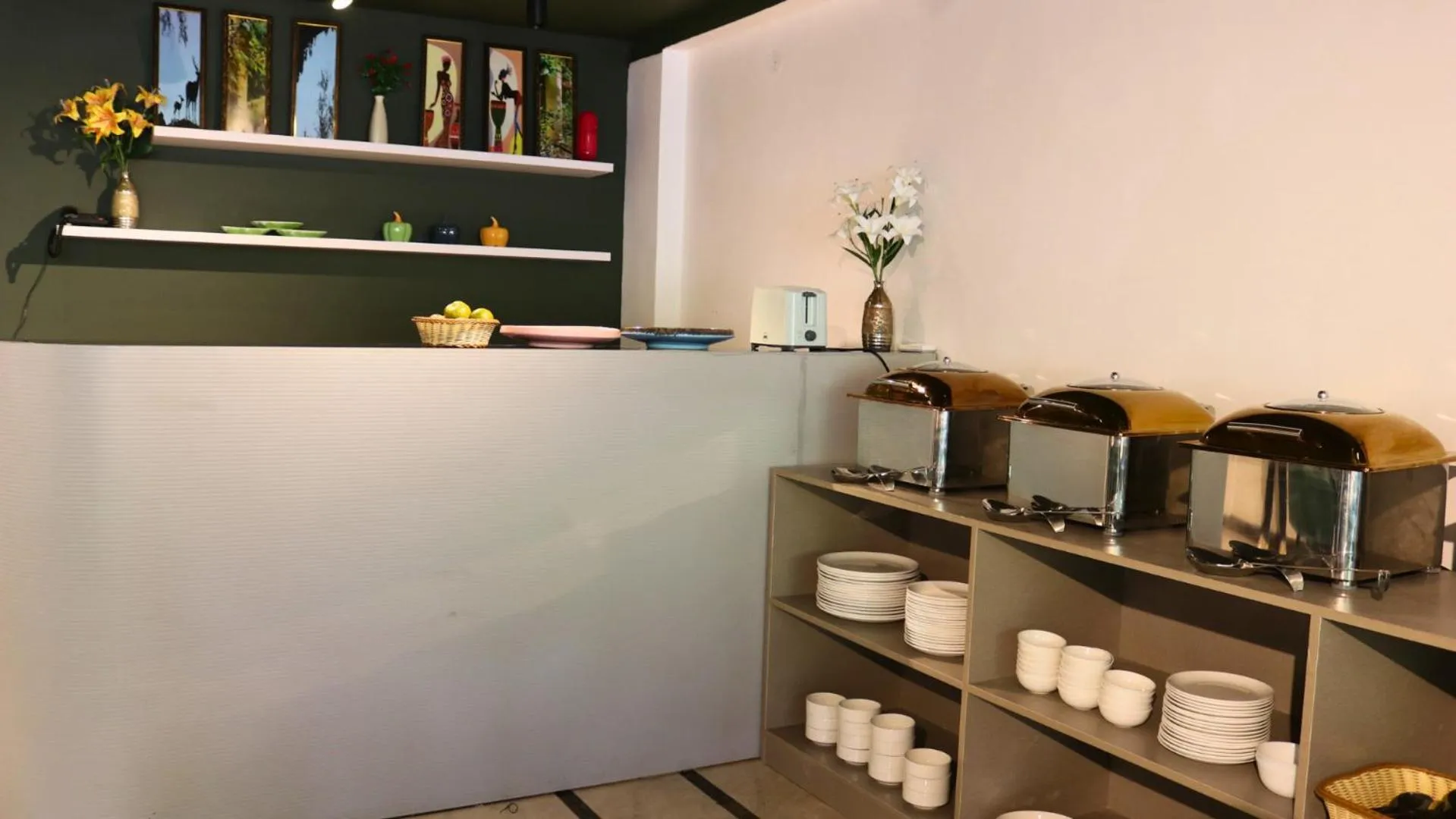 Restaurant/places to eat in AVA Hotels and Corporates Millennium City