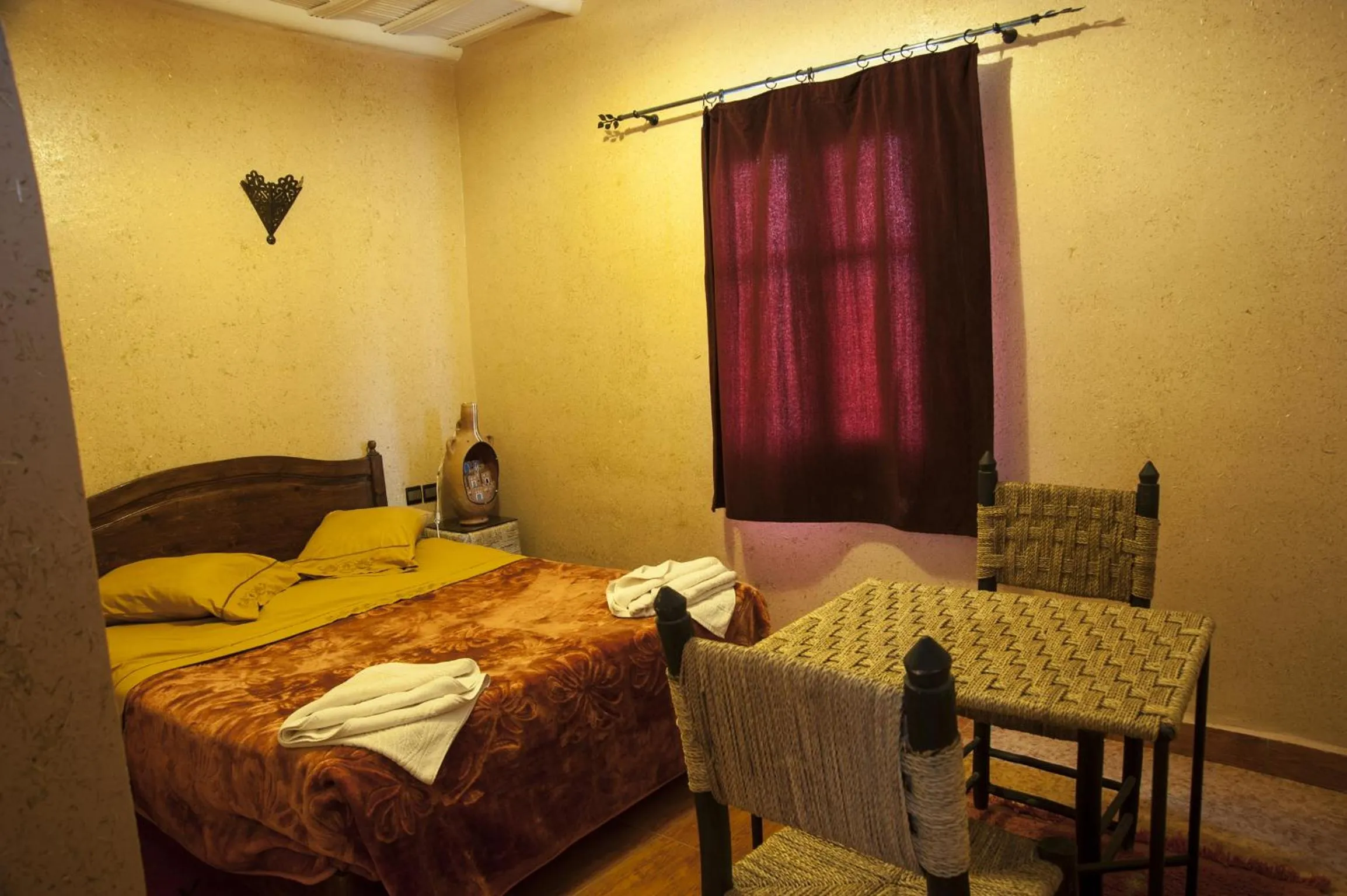 Landmark view, Bed in La Baraka Auberge