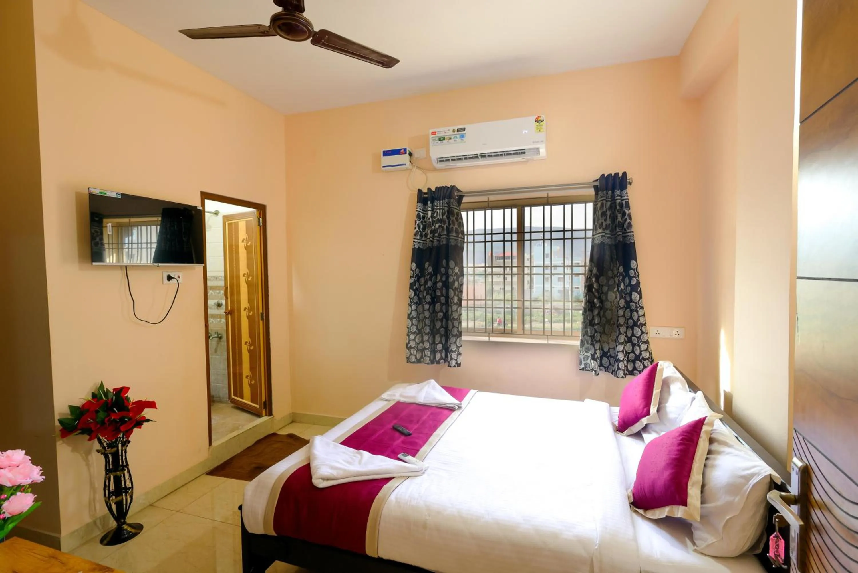 air conditioner, Bed in SBHS Homestay - Garudadri - Tirupati Bus Stand