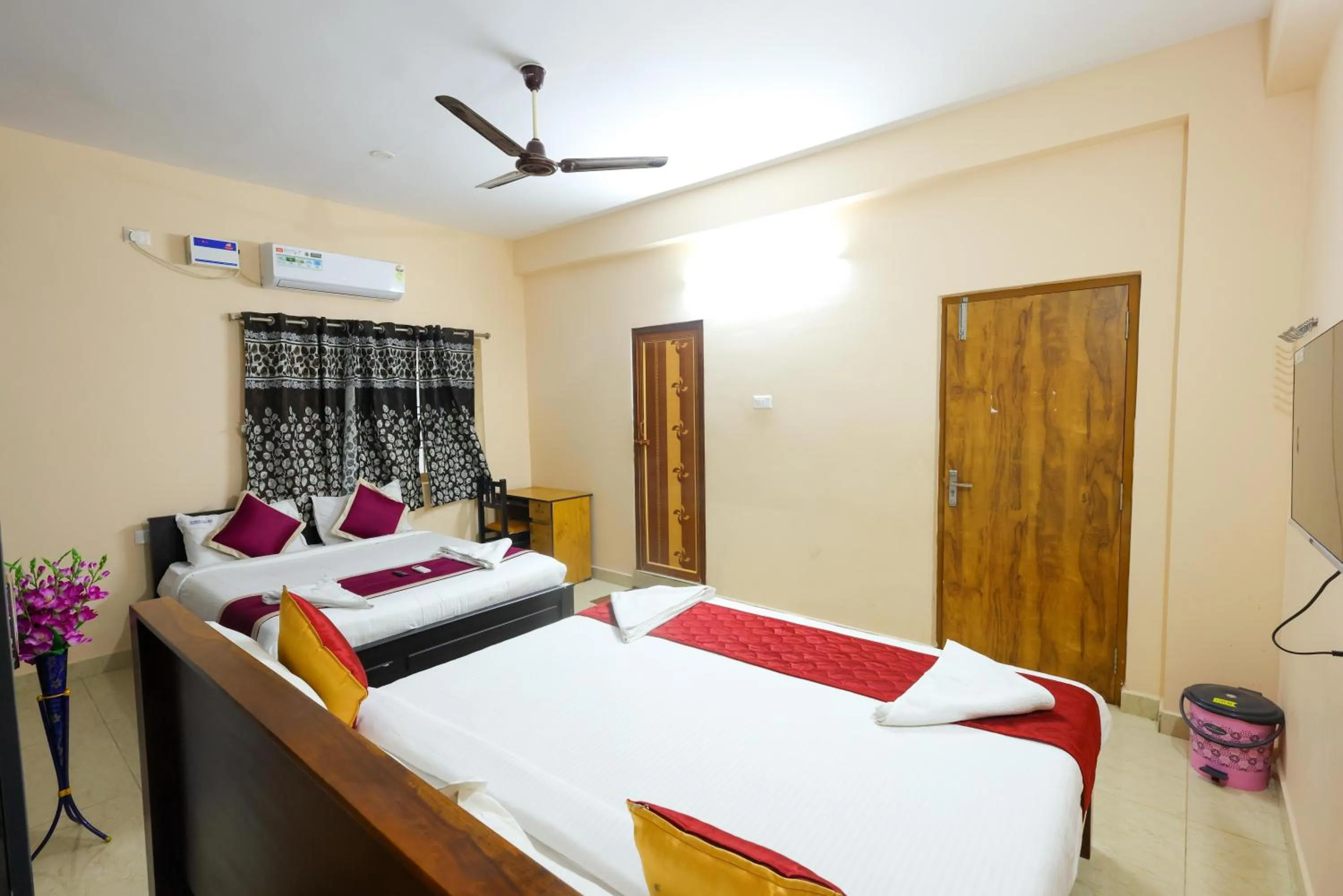 Photo of the whole room, Bed in SBHS Homestay - Garudadri - Tirupati Bus Stand