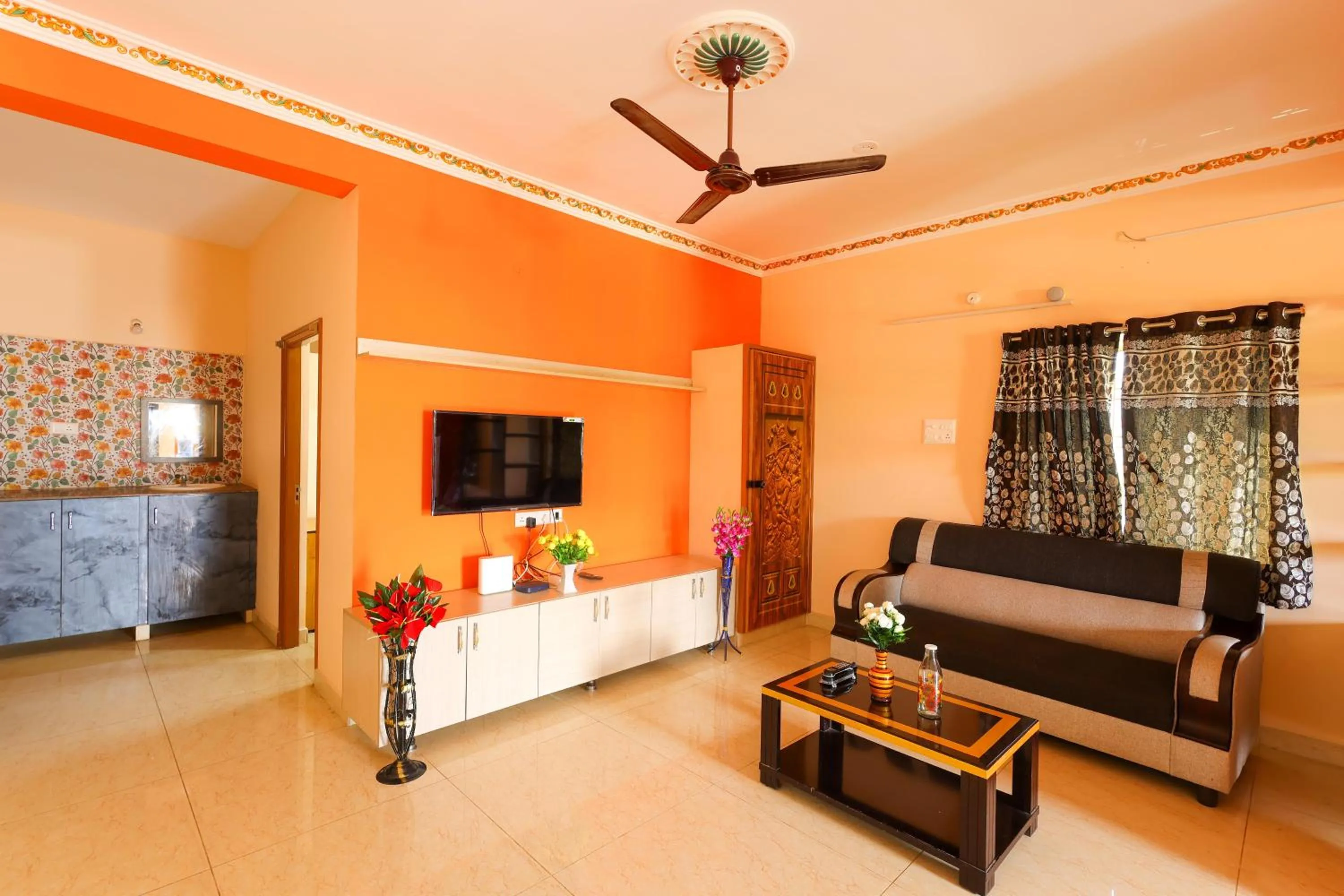 Communal lounge/ TV room in SBHS Homestay - Garudadri - Tirupati Bus Stand