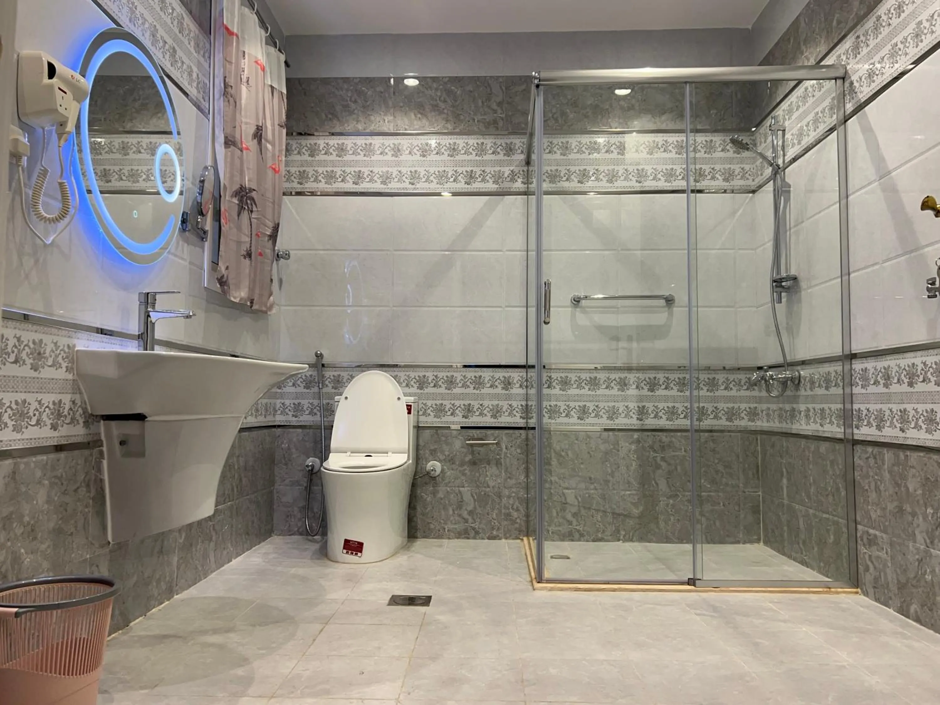 Shower in Eqamh VIP