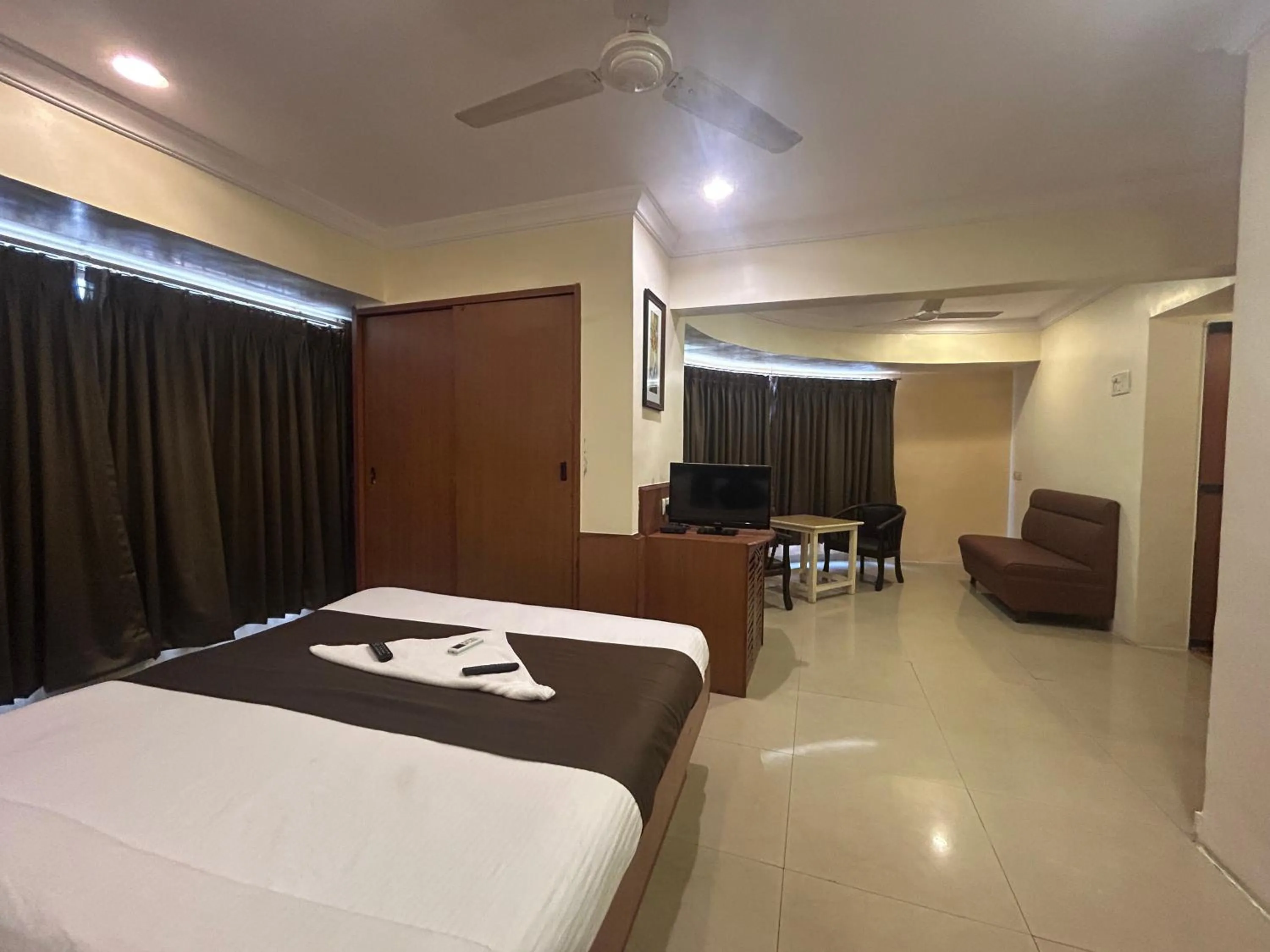 Bed in Hotel Lucky Goregaon