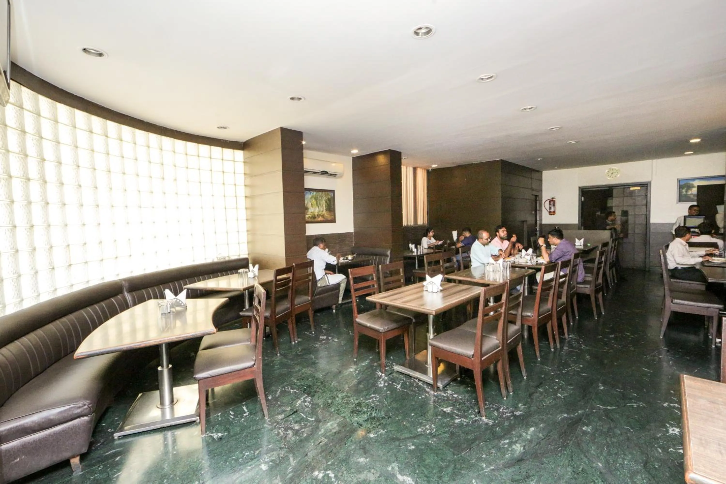 Restaurant/places to eat in Hotel Lucky Goregaon