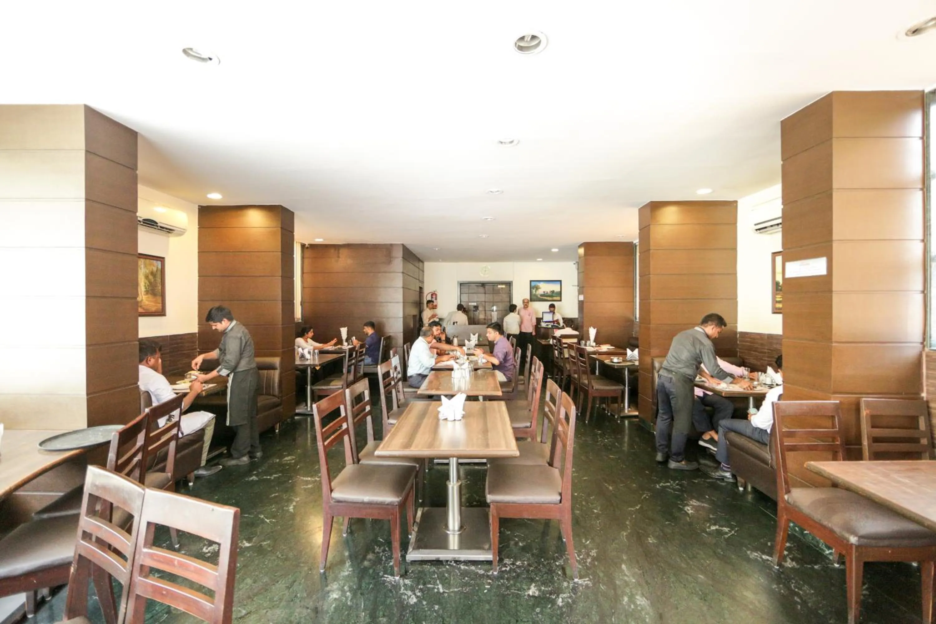 Restaurant/places to eat in Hotel Lucky Goregaon