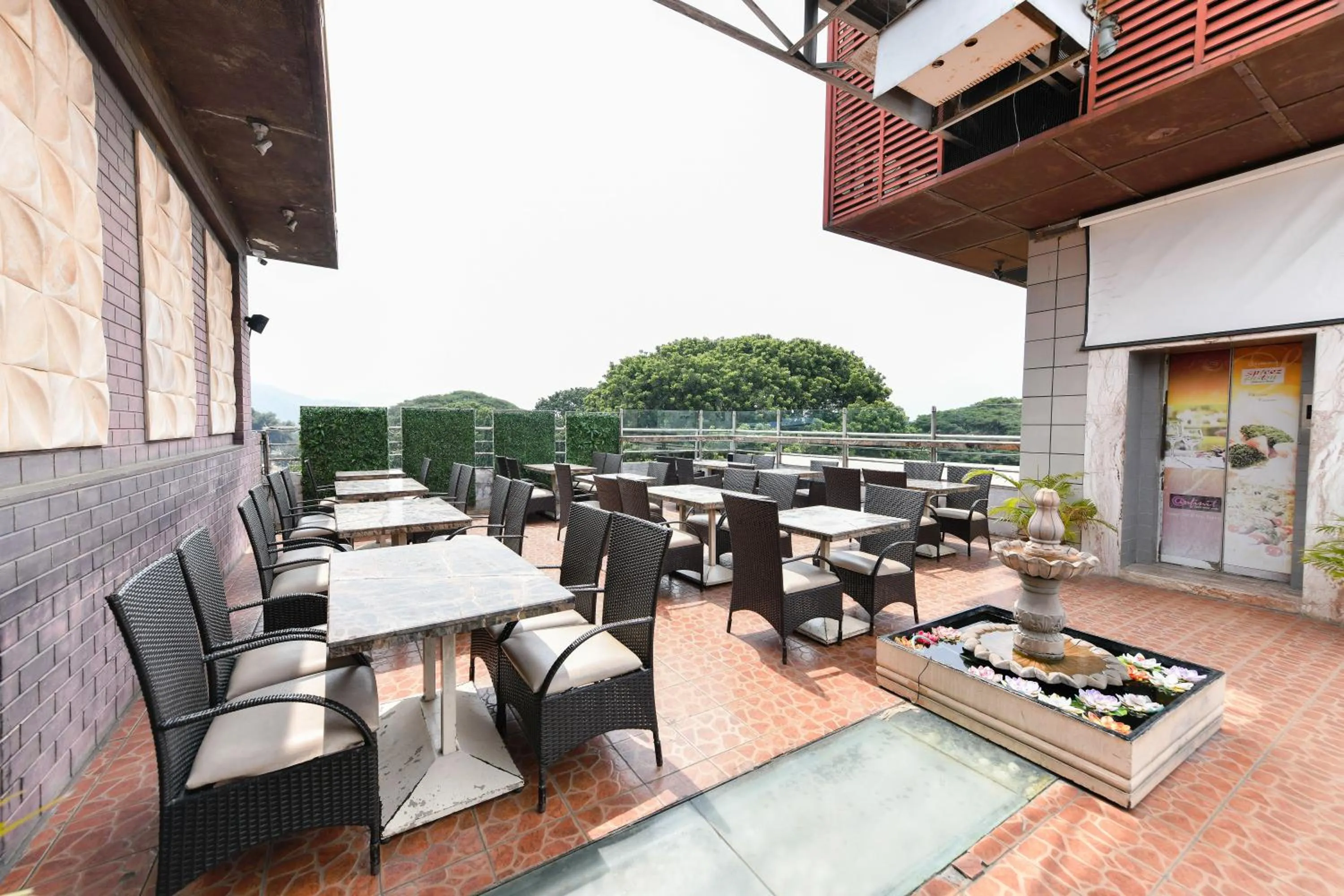 Restaurant/places to eat in Hotel Roopa