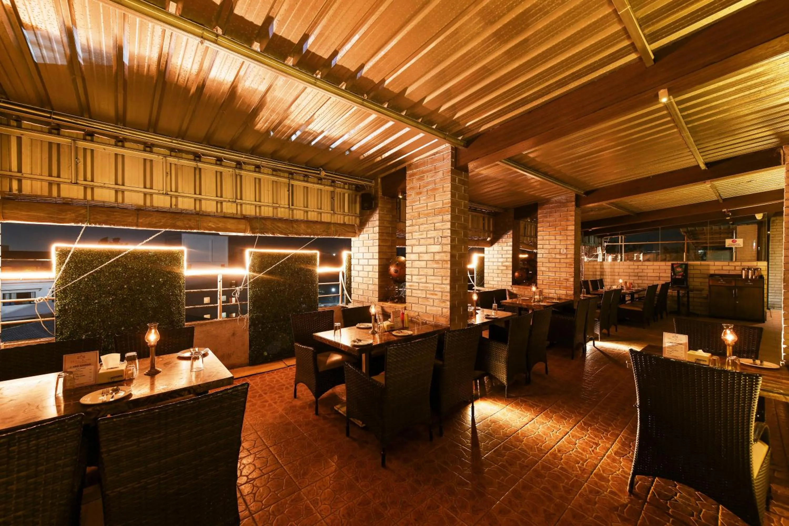 Restaurant/places to eat in Hotel Roopa