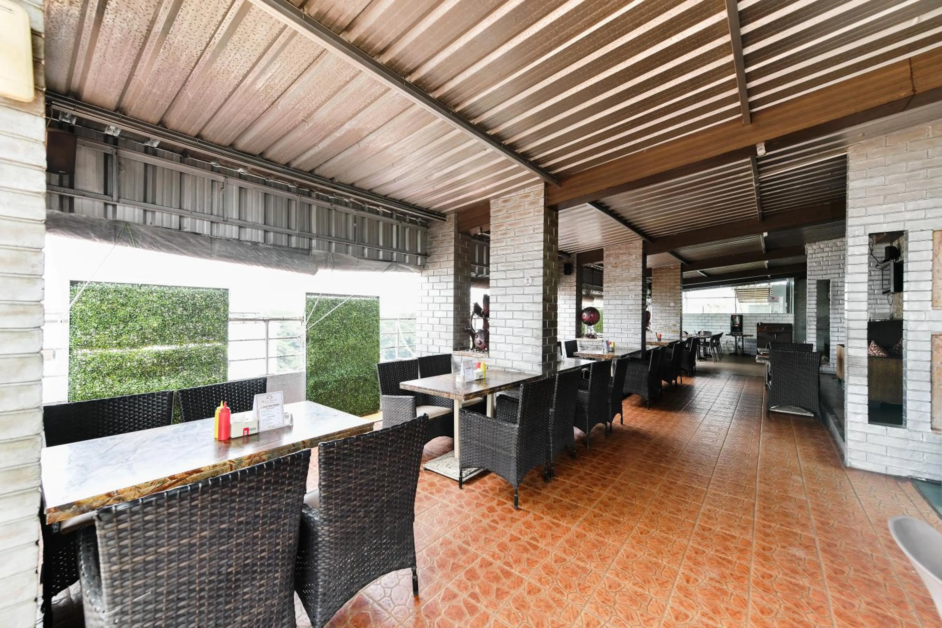 Restaurant/places to eat in Hotel Roopa