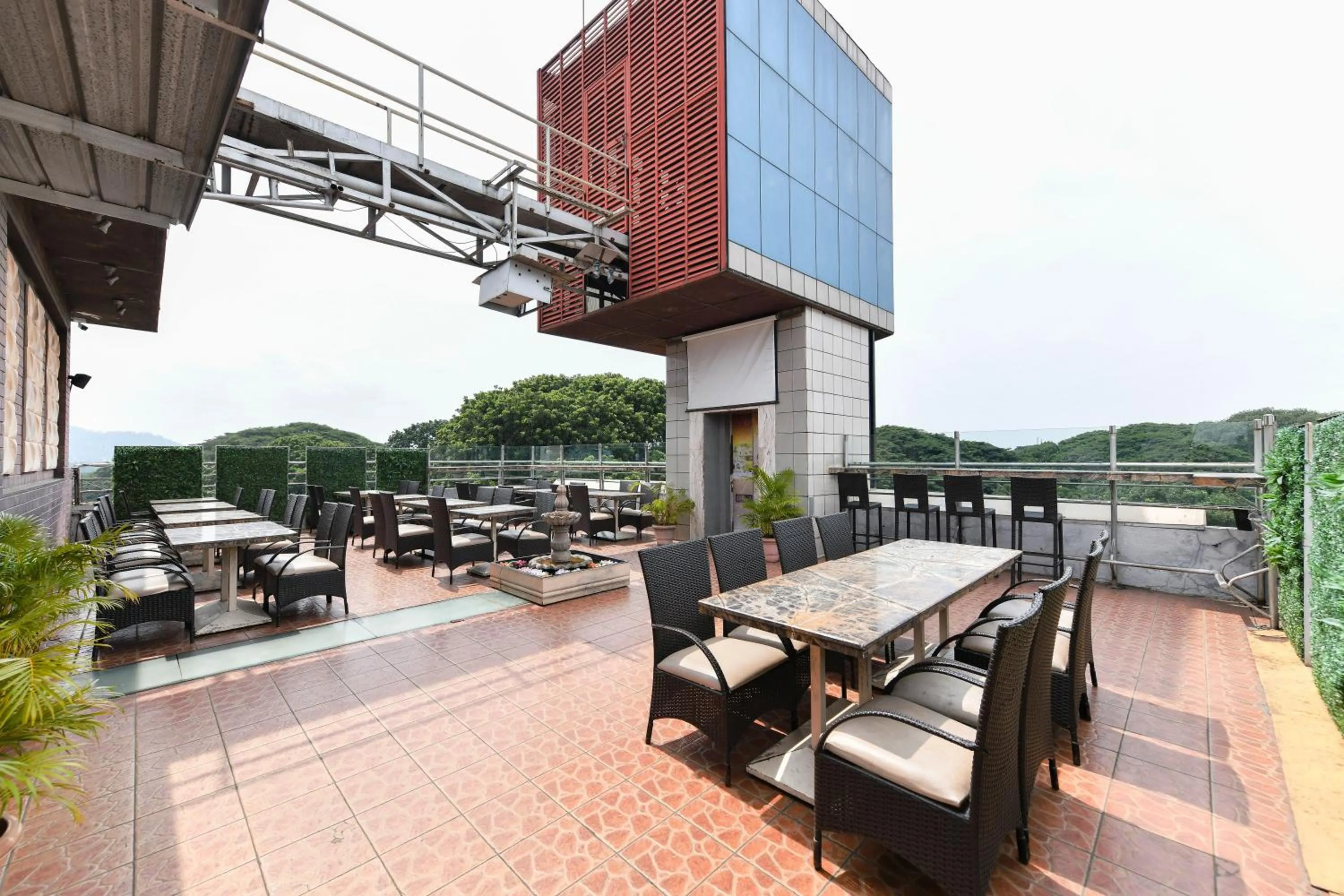 Restaurant/places to eat in Hotel Roopa