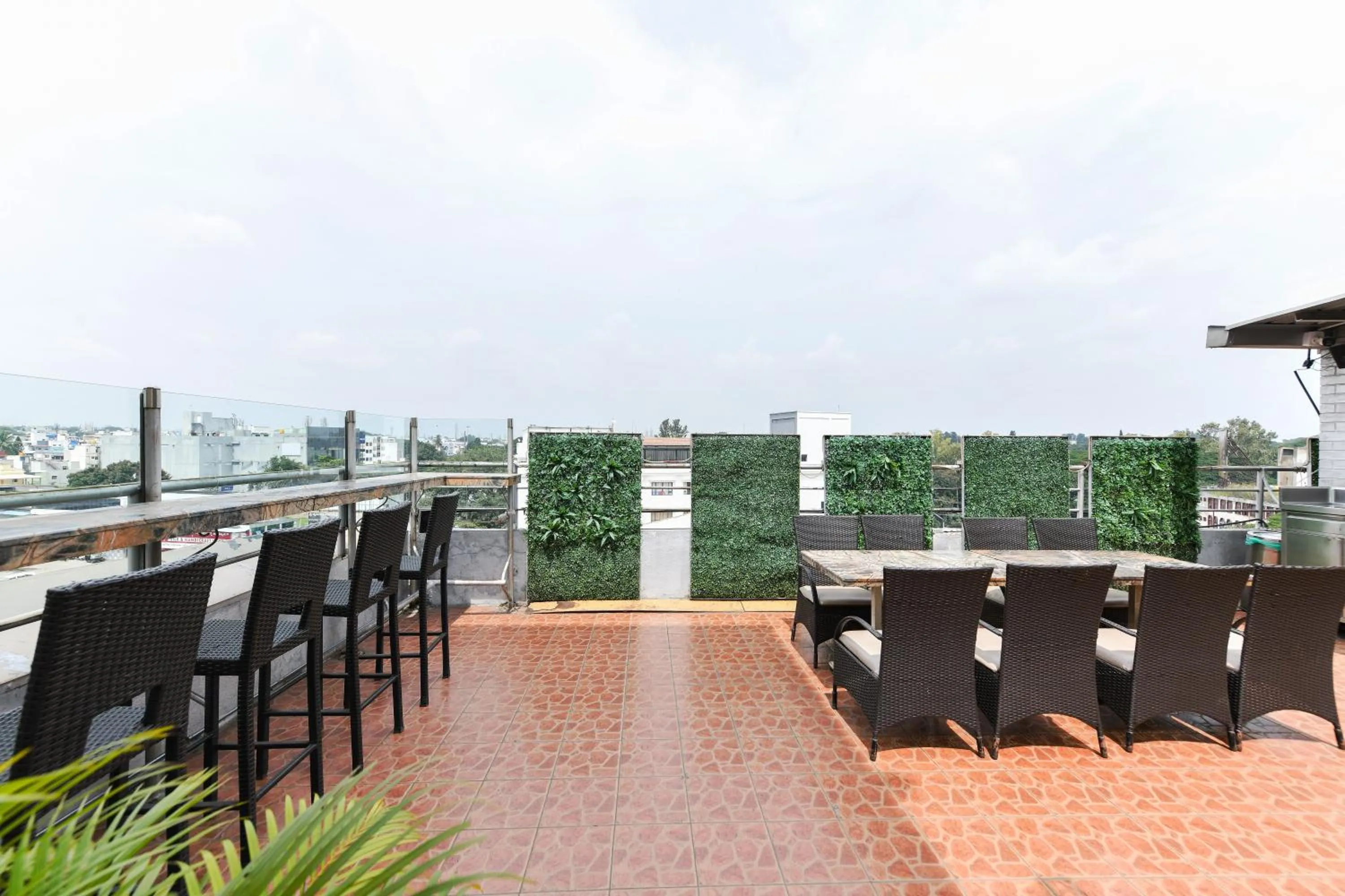 Restaurant/places to eat in Hotel Roopa