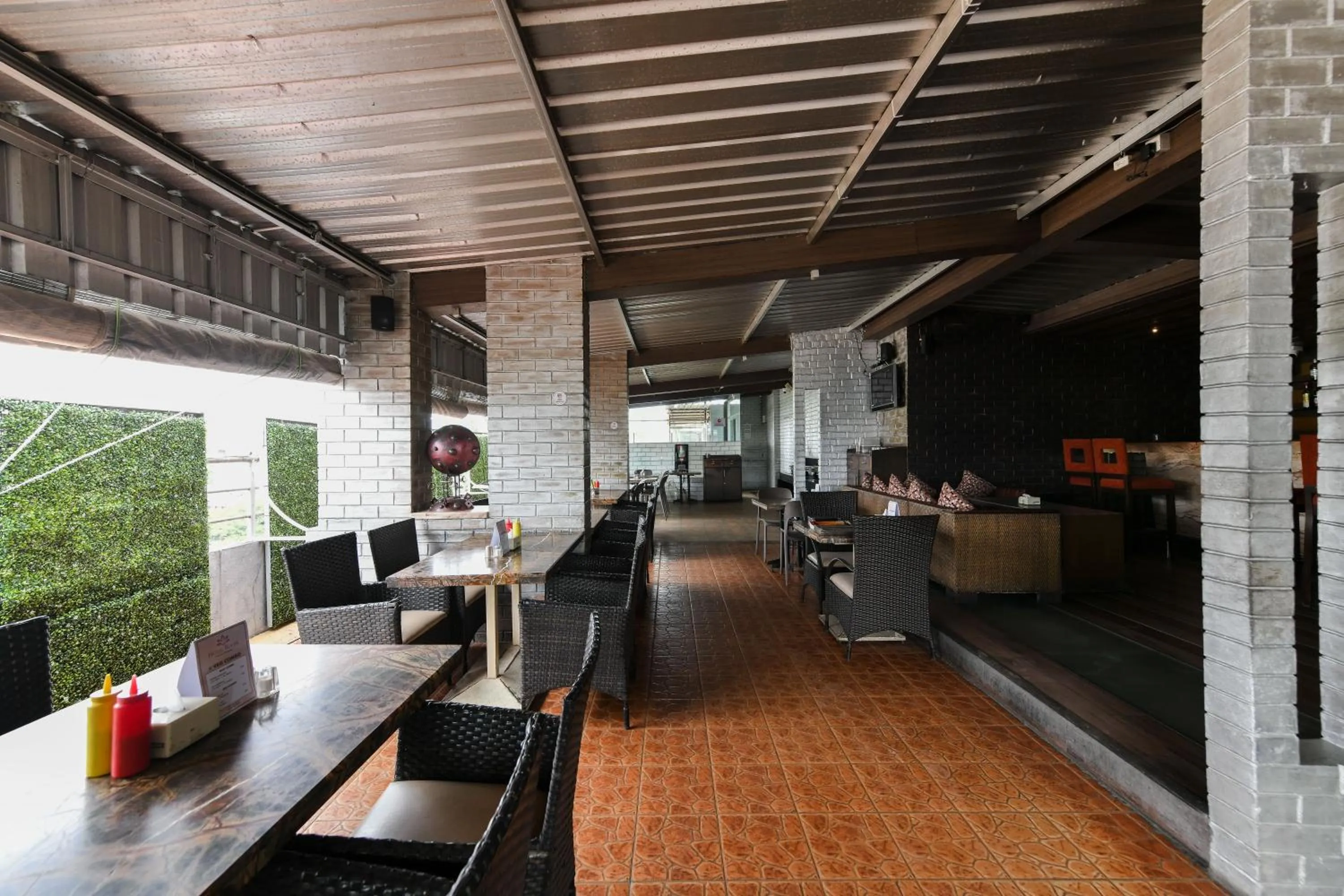 Restaurant/places to eat in Hotel Roopa