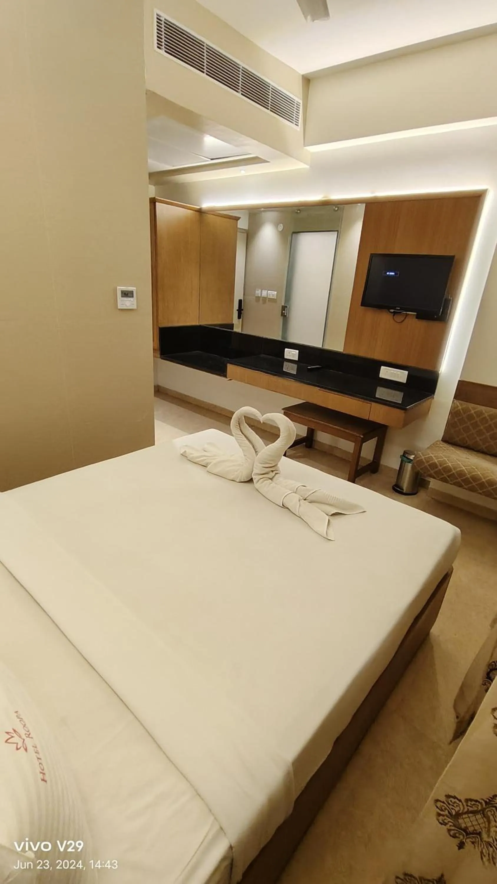 TV and multimedia, Bed in Hotel Roopa