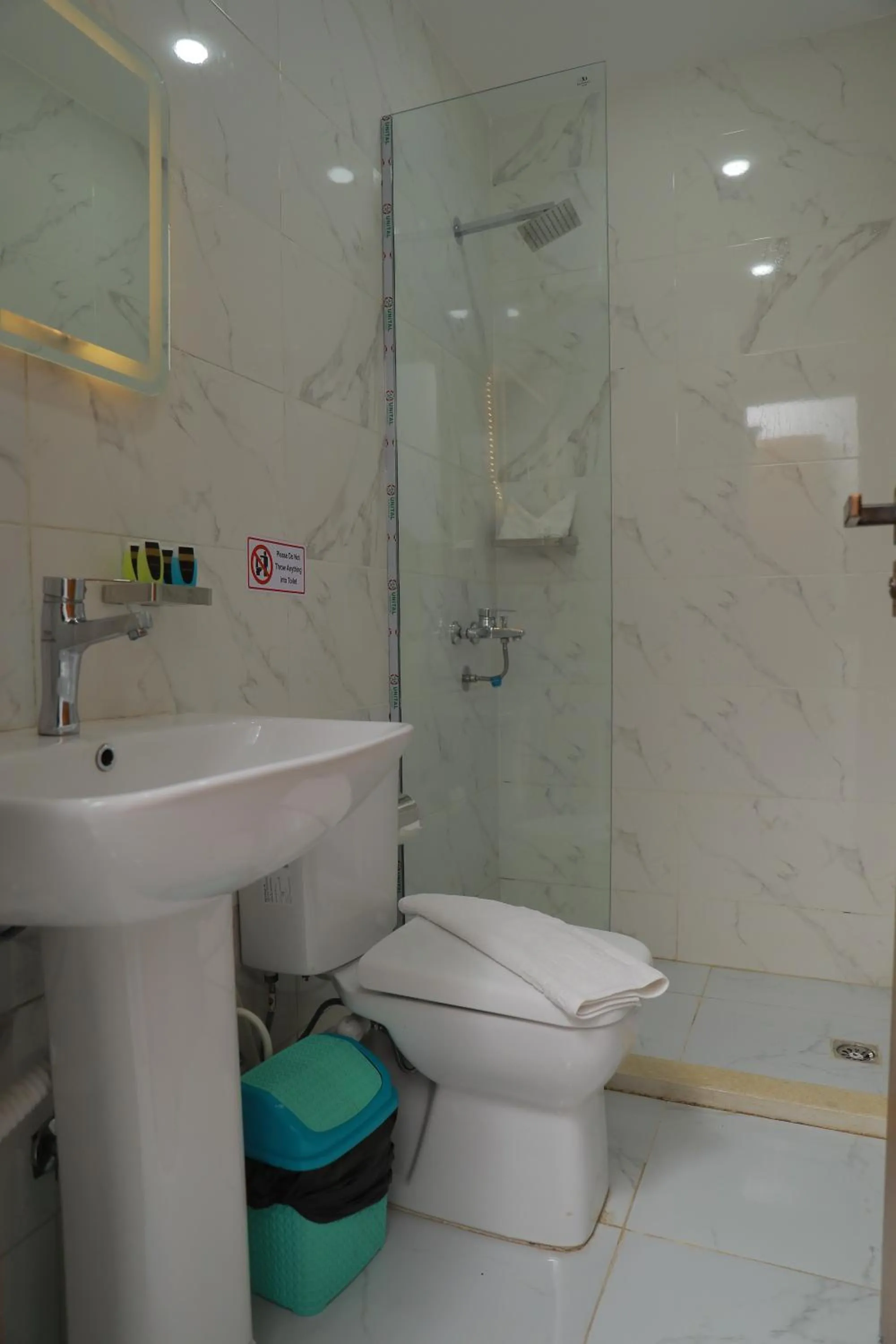 Shower in Prince Pyramids Inn