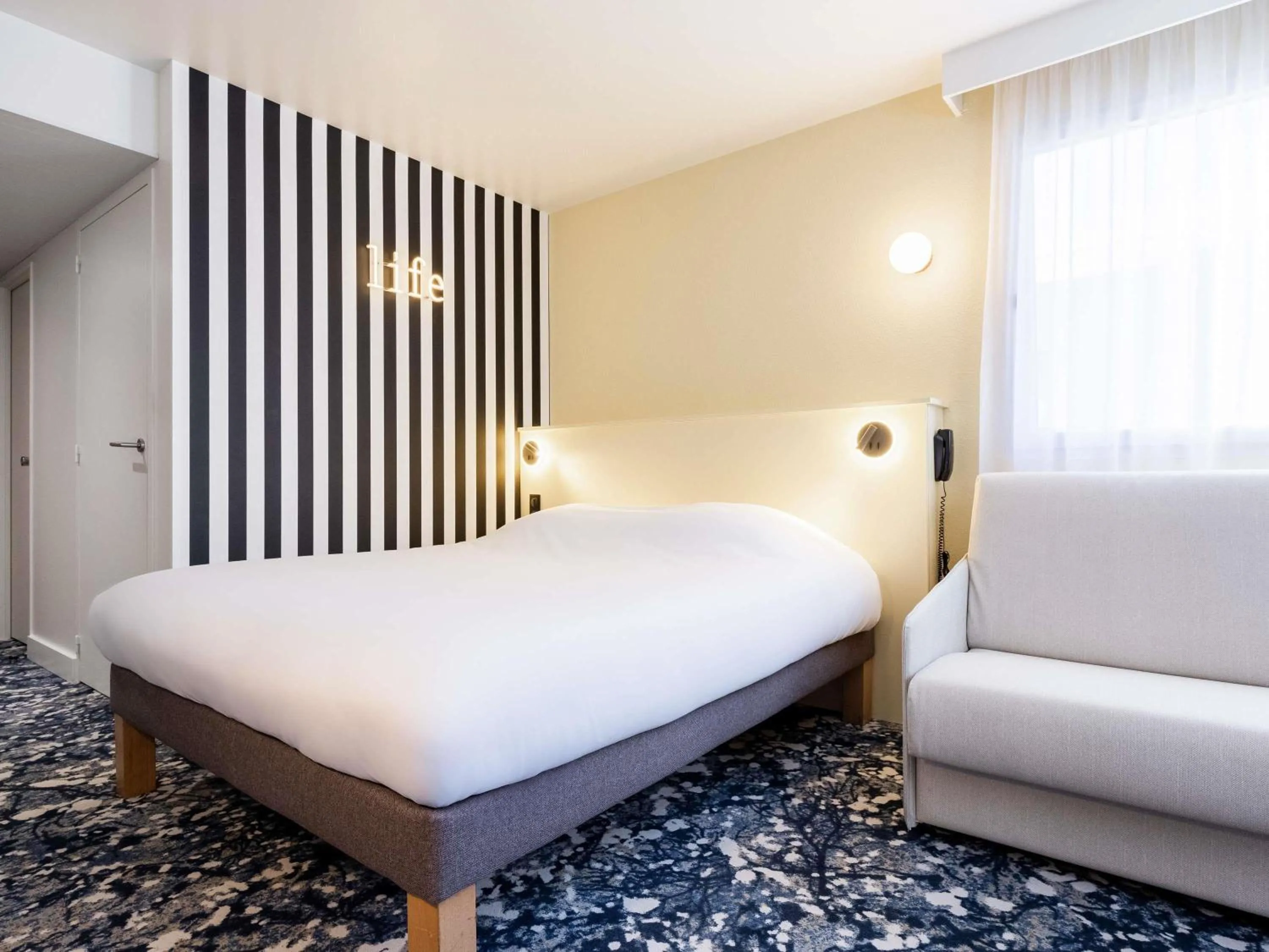 Property building, Bed in greet Hotel Paris 13 Porte d'Italie