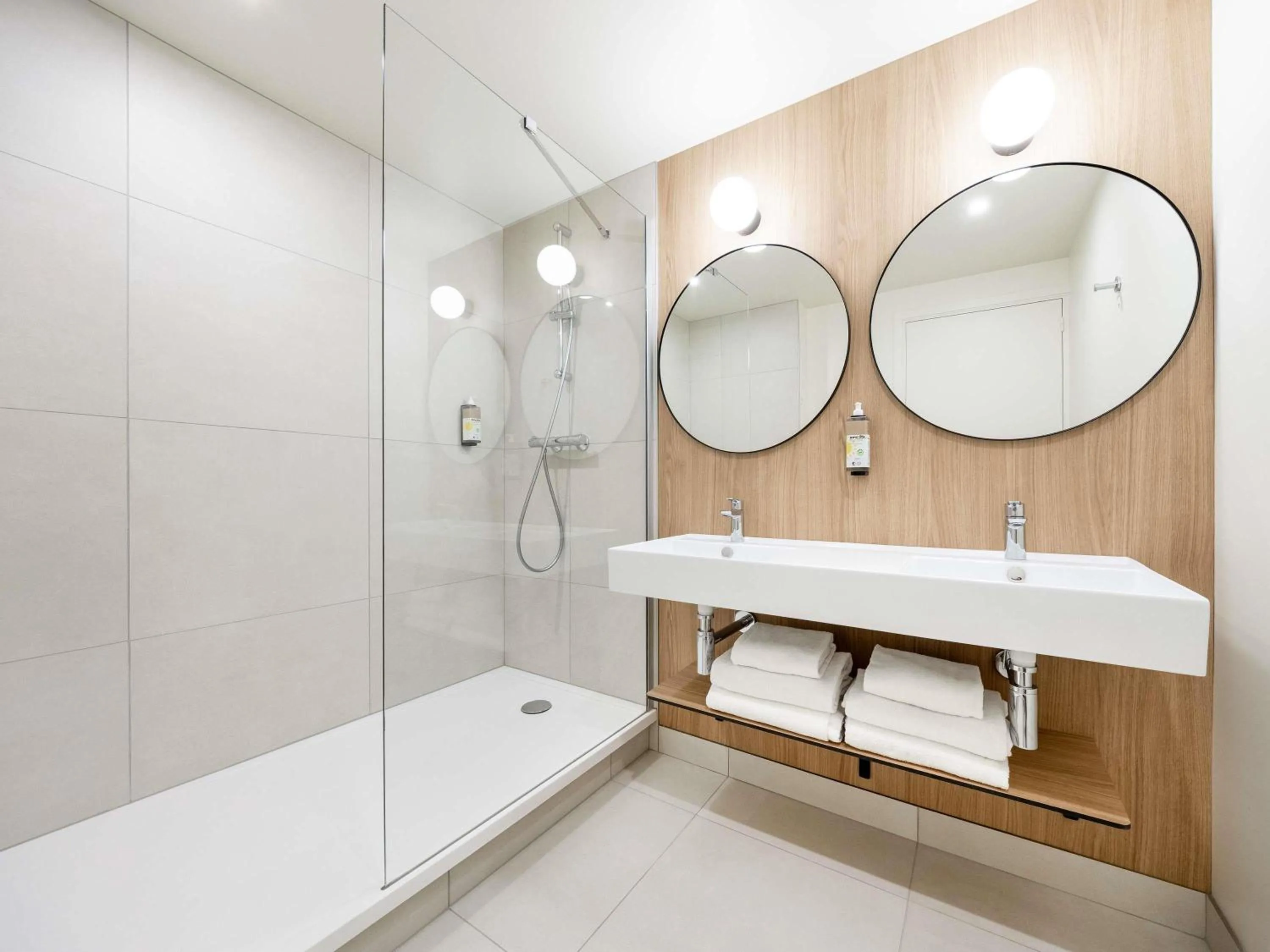 Bedroom in greet Hotel Paris 13 Porte d'Italie