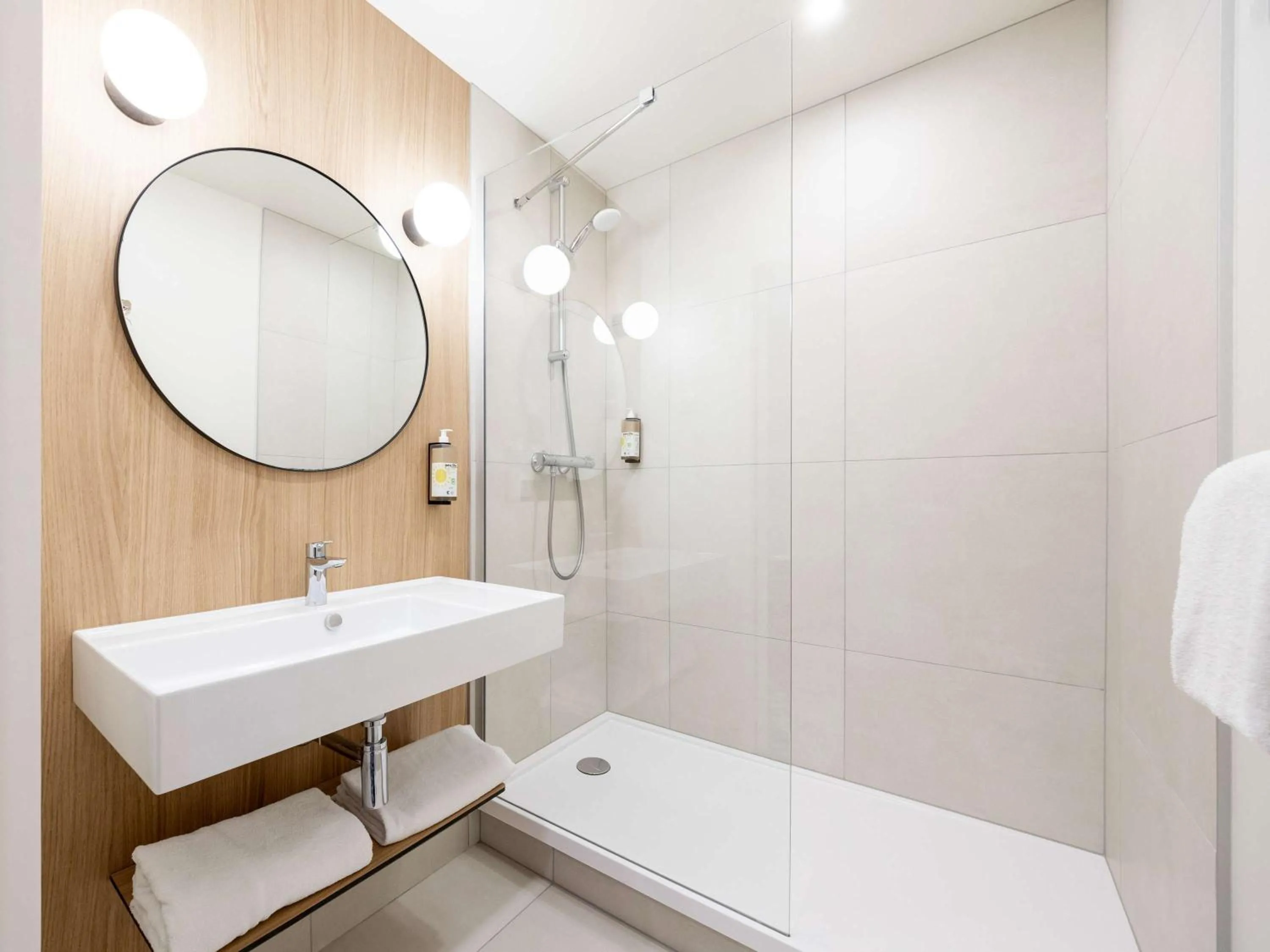 Bathroom in greet Hotel Paris 13 Porte d'Italie