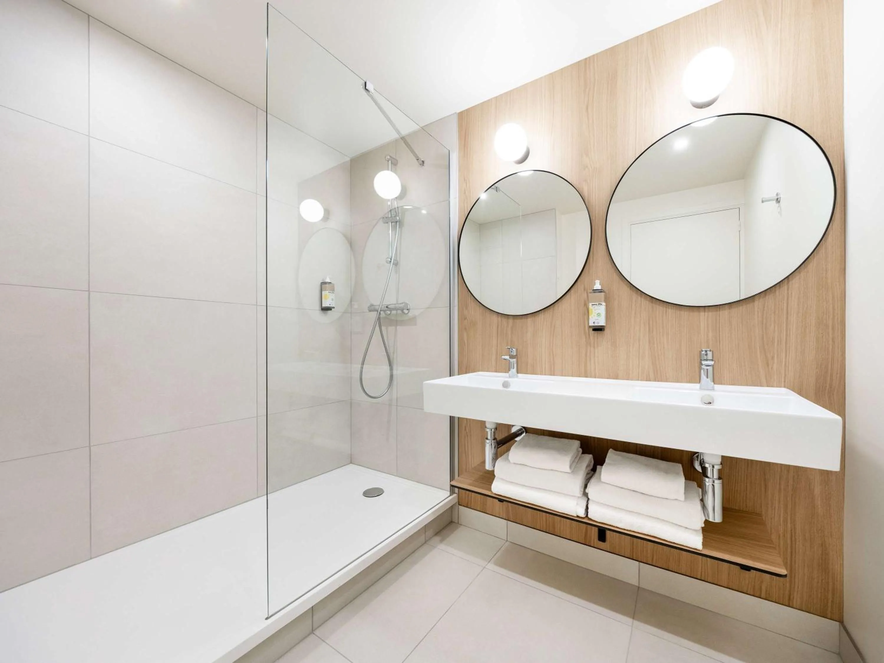 Bathroom in greet Hotel Paris 13 Porte d'Italie