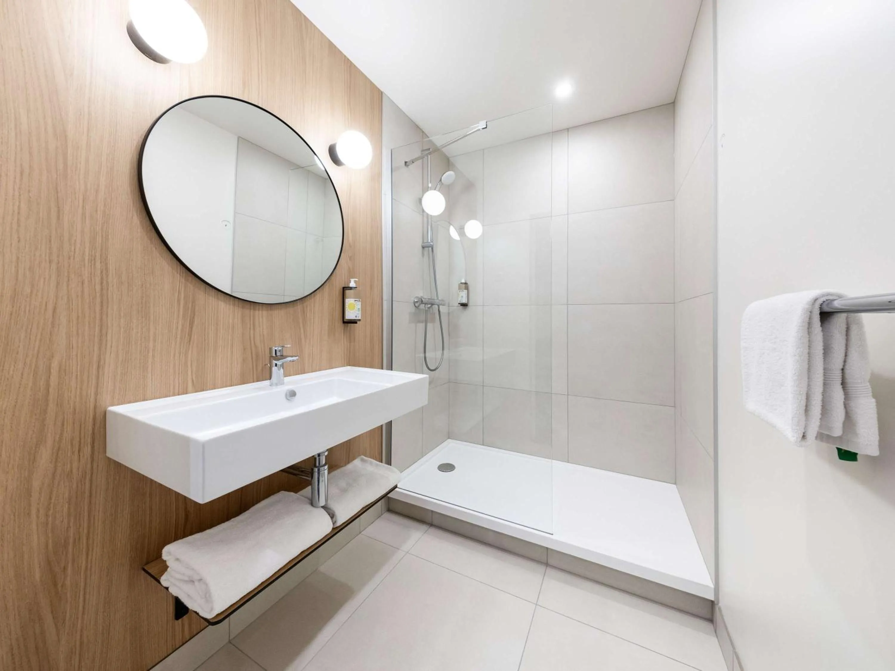 Bedroom in greet Hotel Paris 13 Porte d'Italie