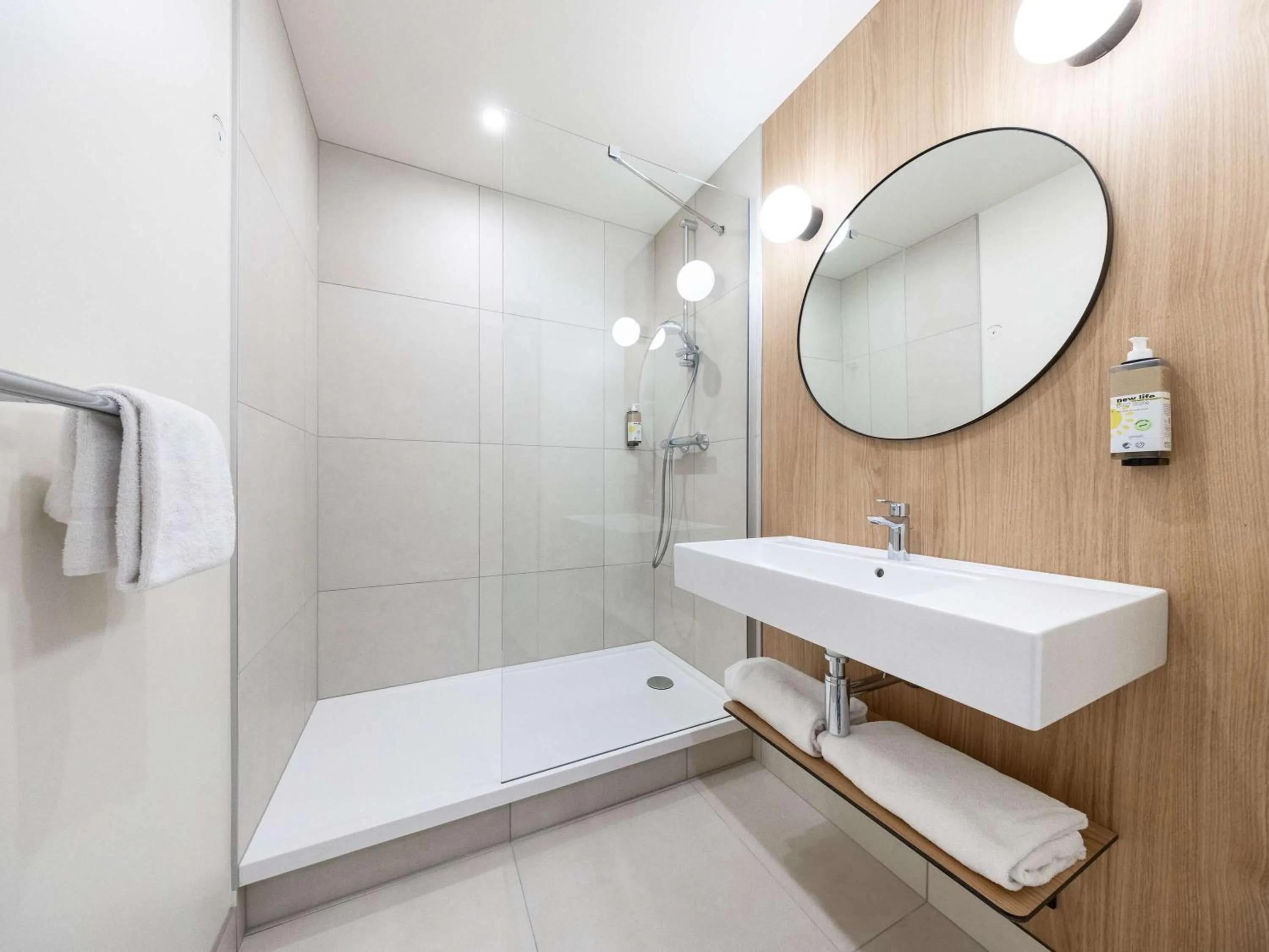 Bathroom in greet Hotel Paris 13 Porte d'Italie