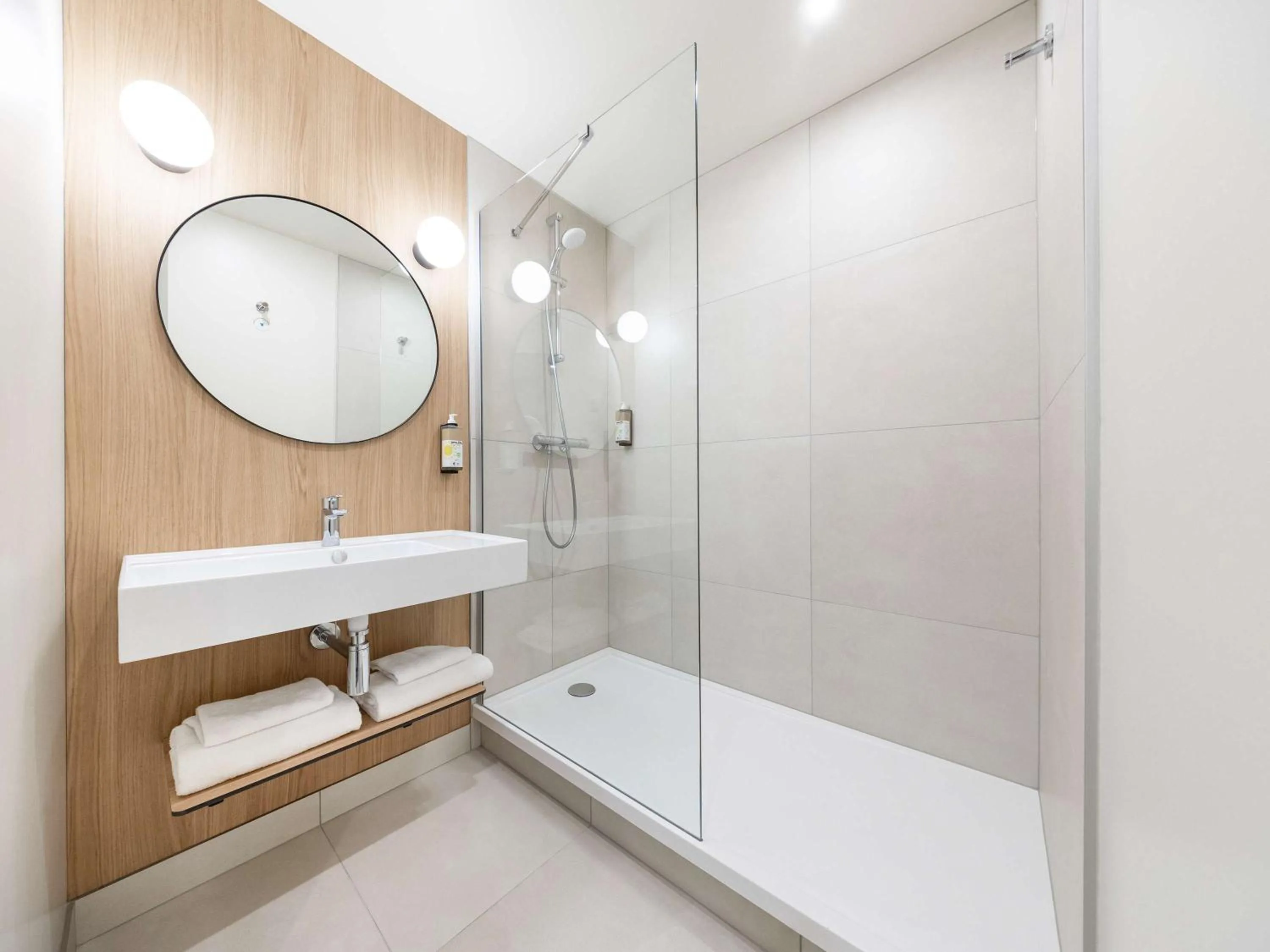 Bathroom in greet Hotel Paris 13 Porte d'Italie