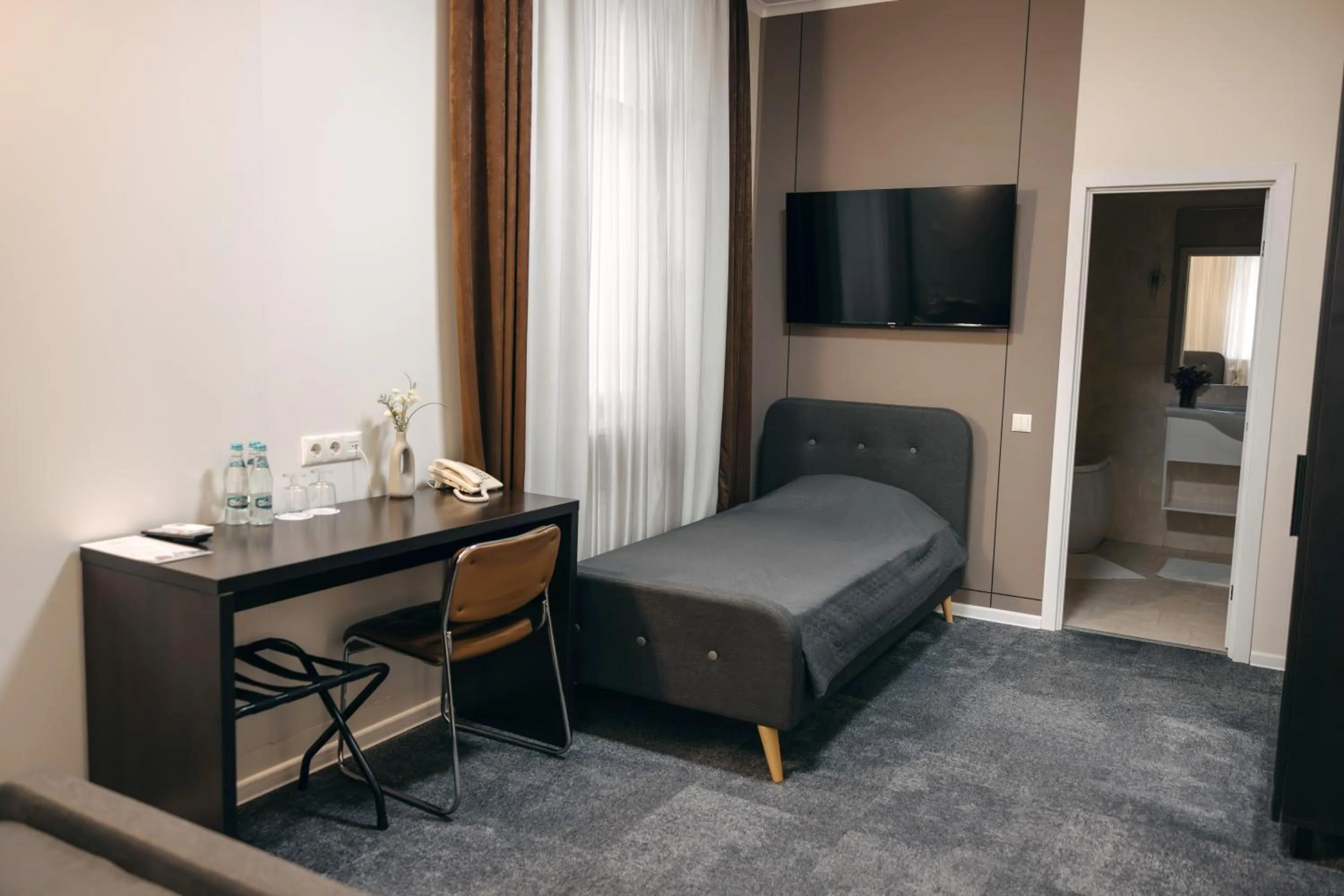 Bathroom, Bed in Summit Villa