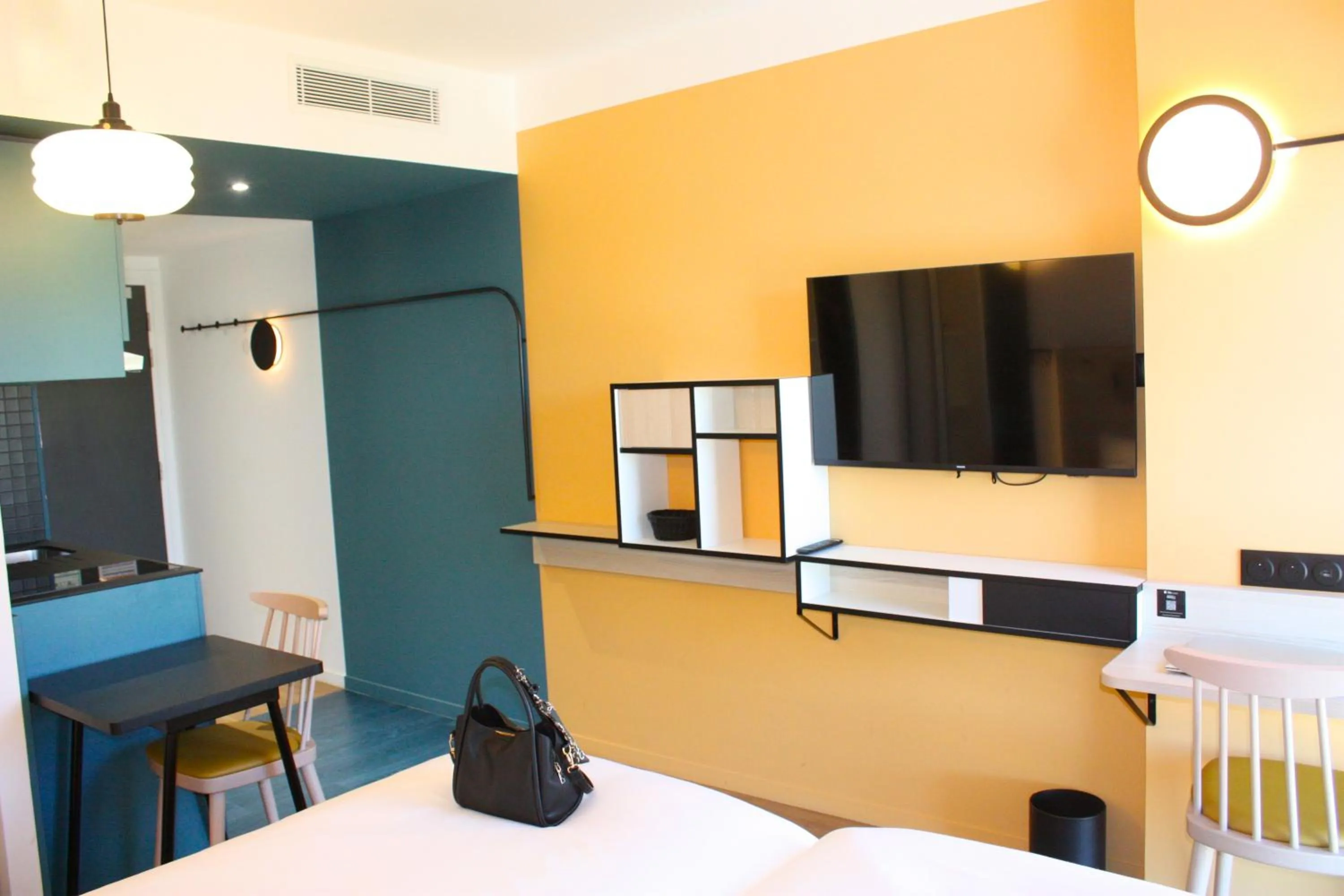 room service, Bed in Aparthotel Adagio Access Porte de Camargue