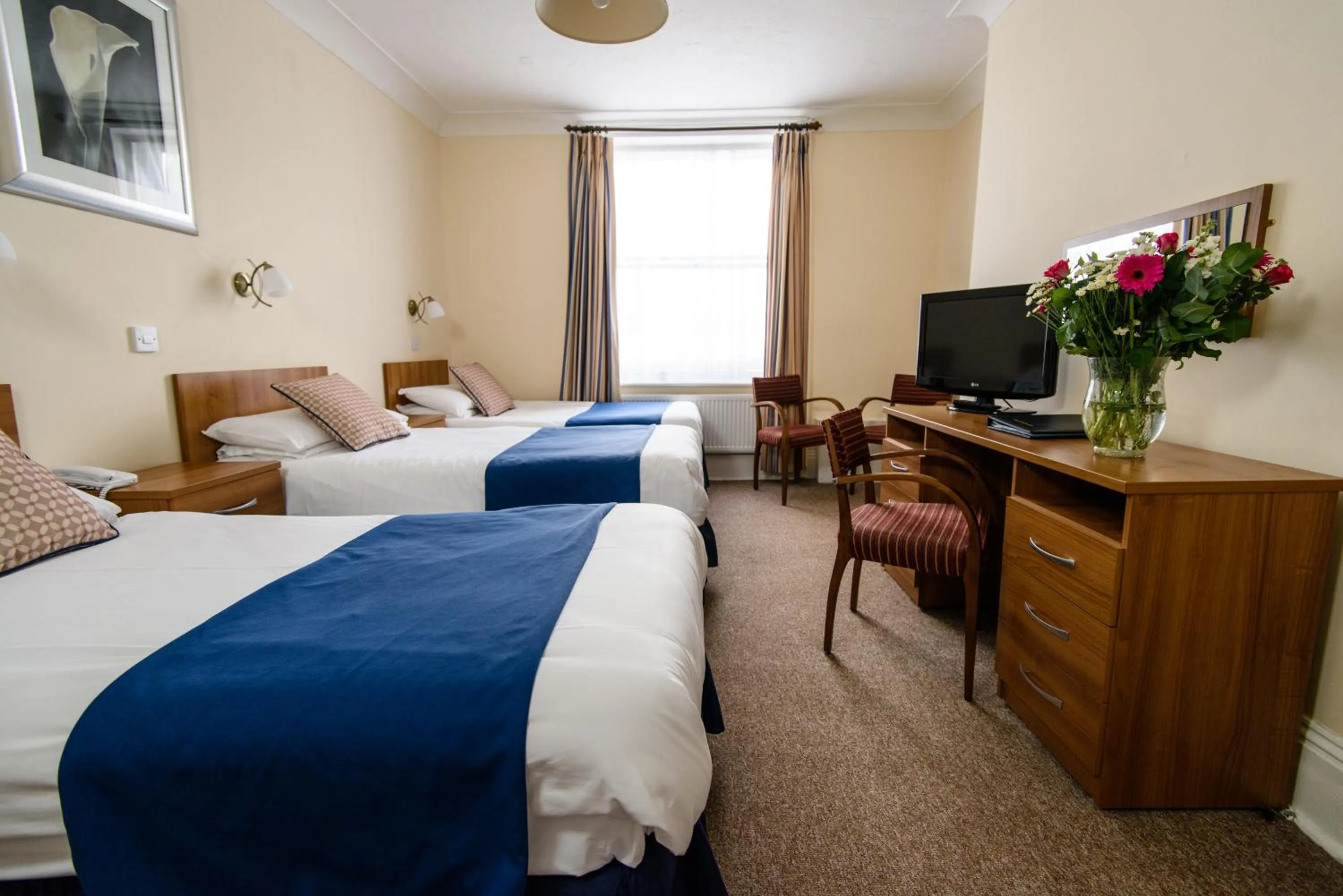 Photo of the whole room, Bed in Imperial Hotel