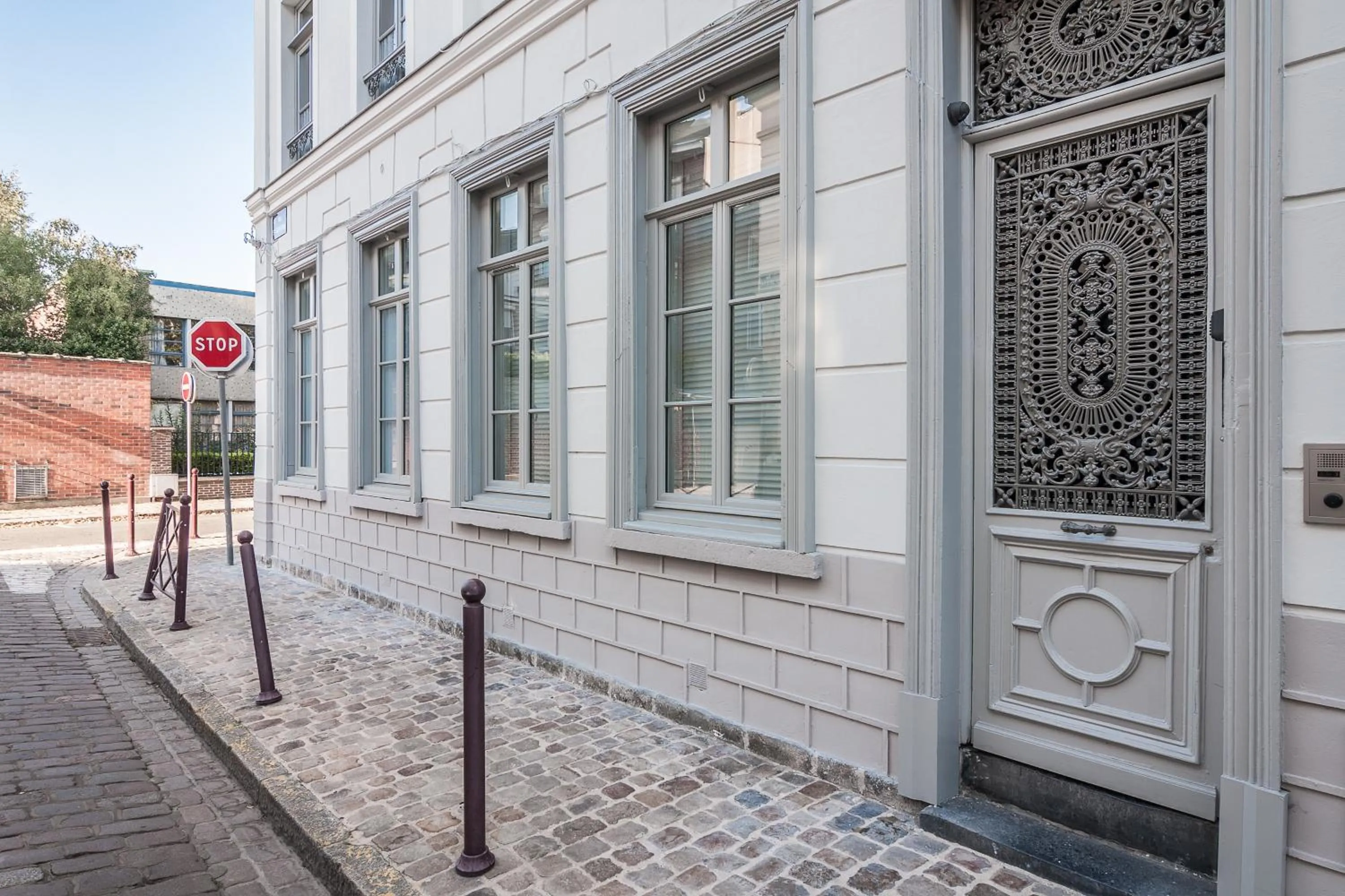 Facade/entrance in Le 84 Sainte-Cath'