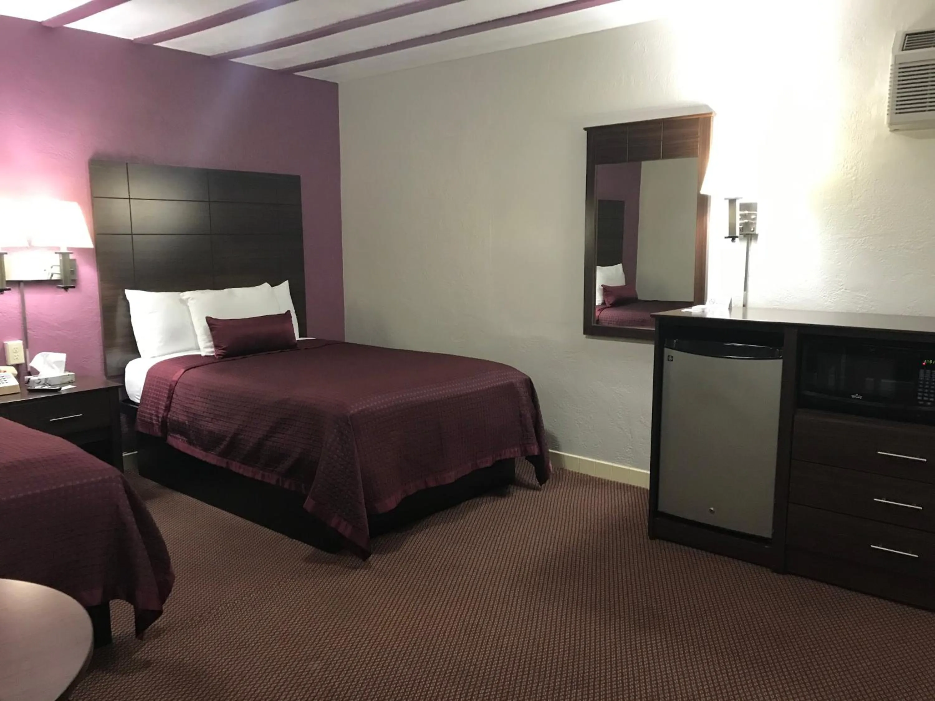 Property building, Bed in Silver Princess Motel