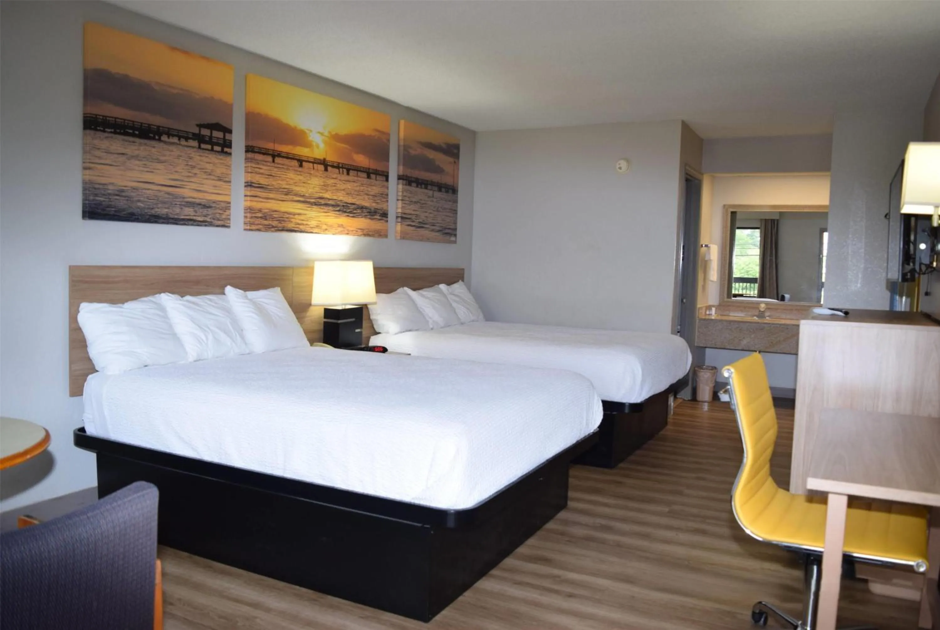 Photo of the whole room, Bed in Days Inn by Wyndham Elberton