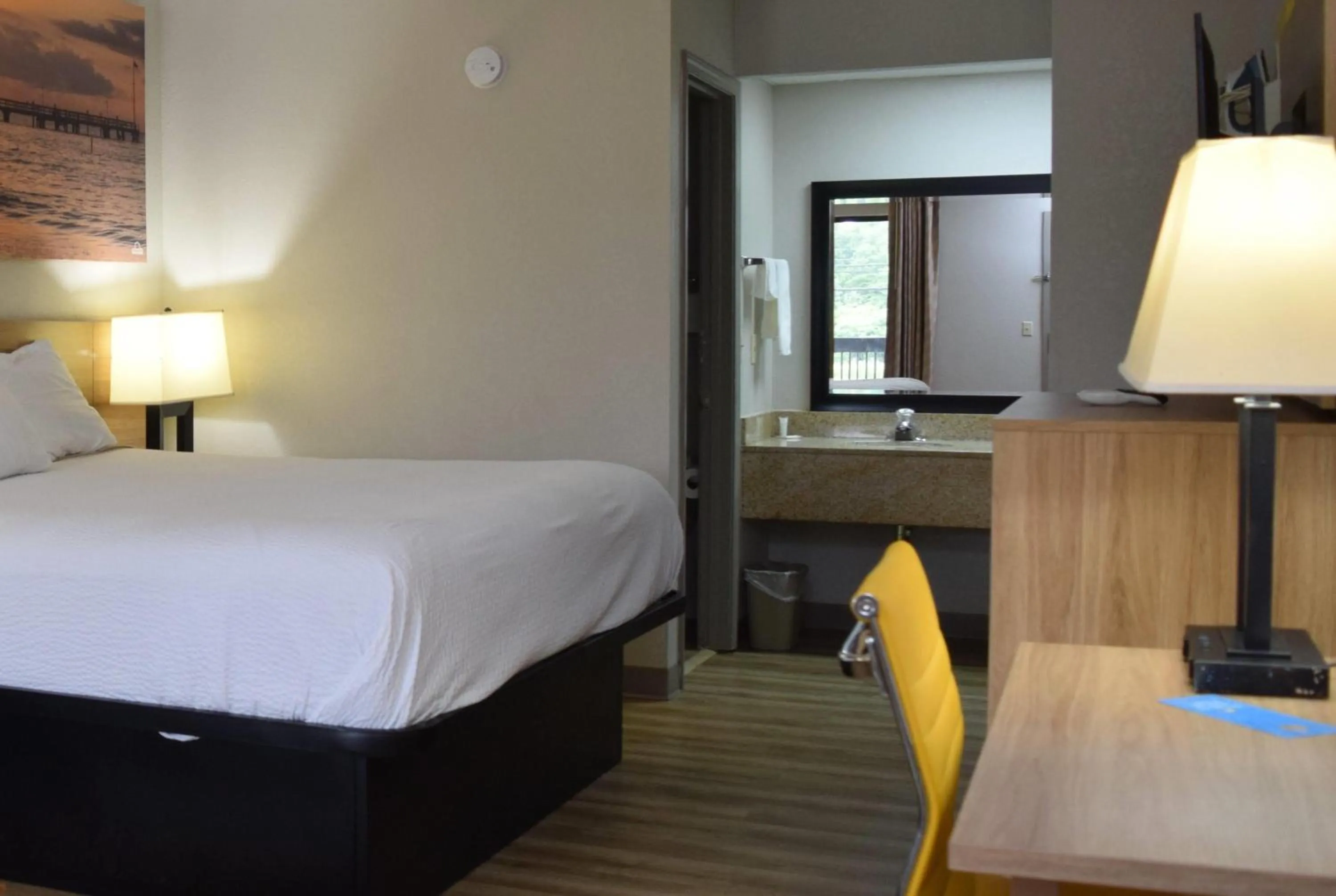 Photo of the whole room, Bed in Days Inn by Wyndham Elberton