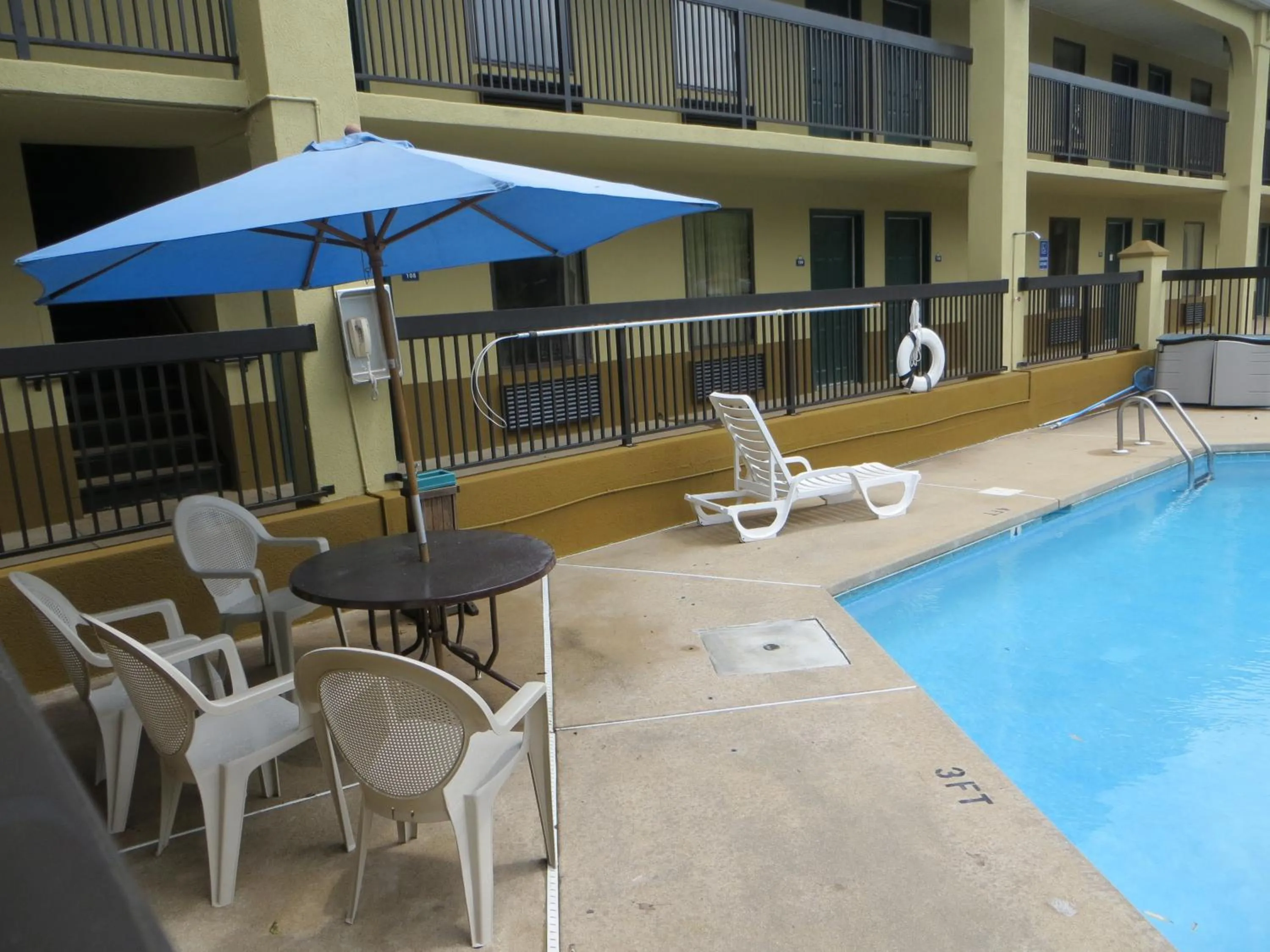 Swimming pool in Days Inn by Wyndham Elberton