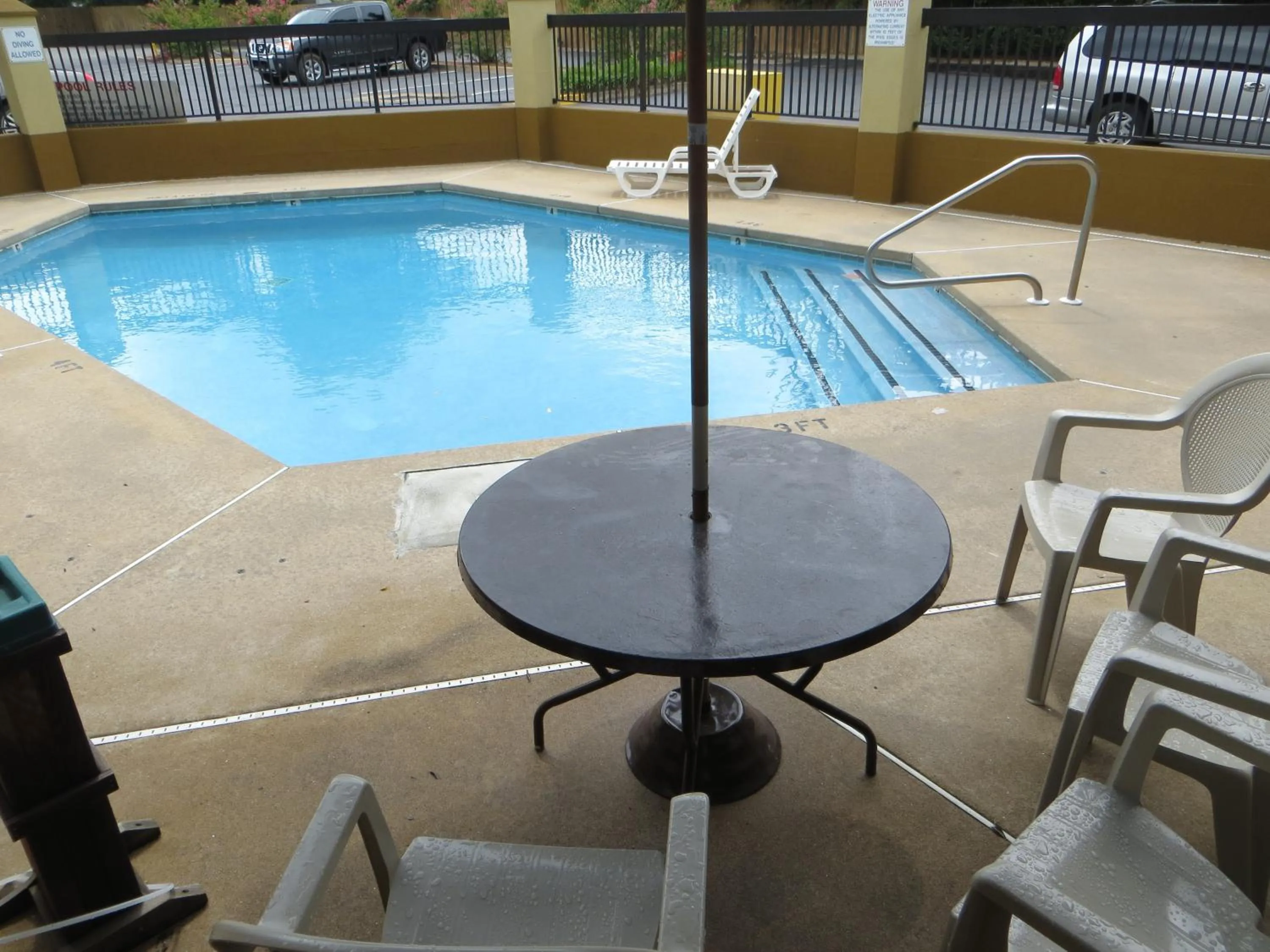 Pool view in Days Inn by Wyndham Elberton
