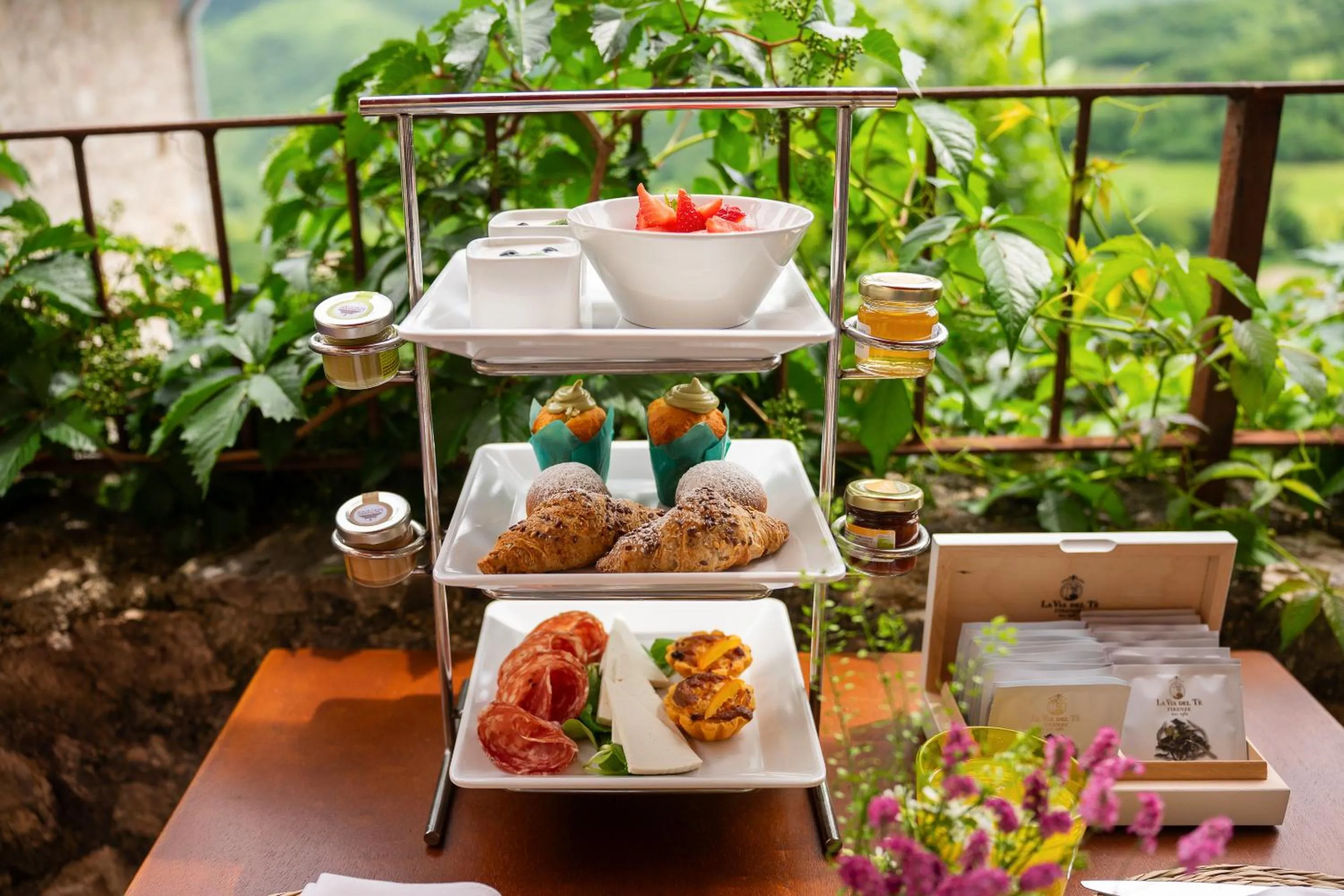 Food and drinks in Castello Di Postignano Relais