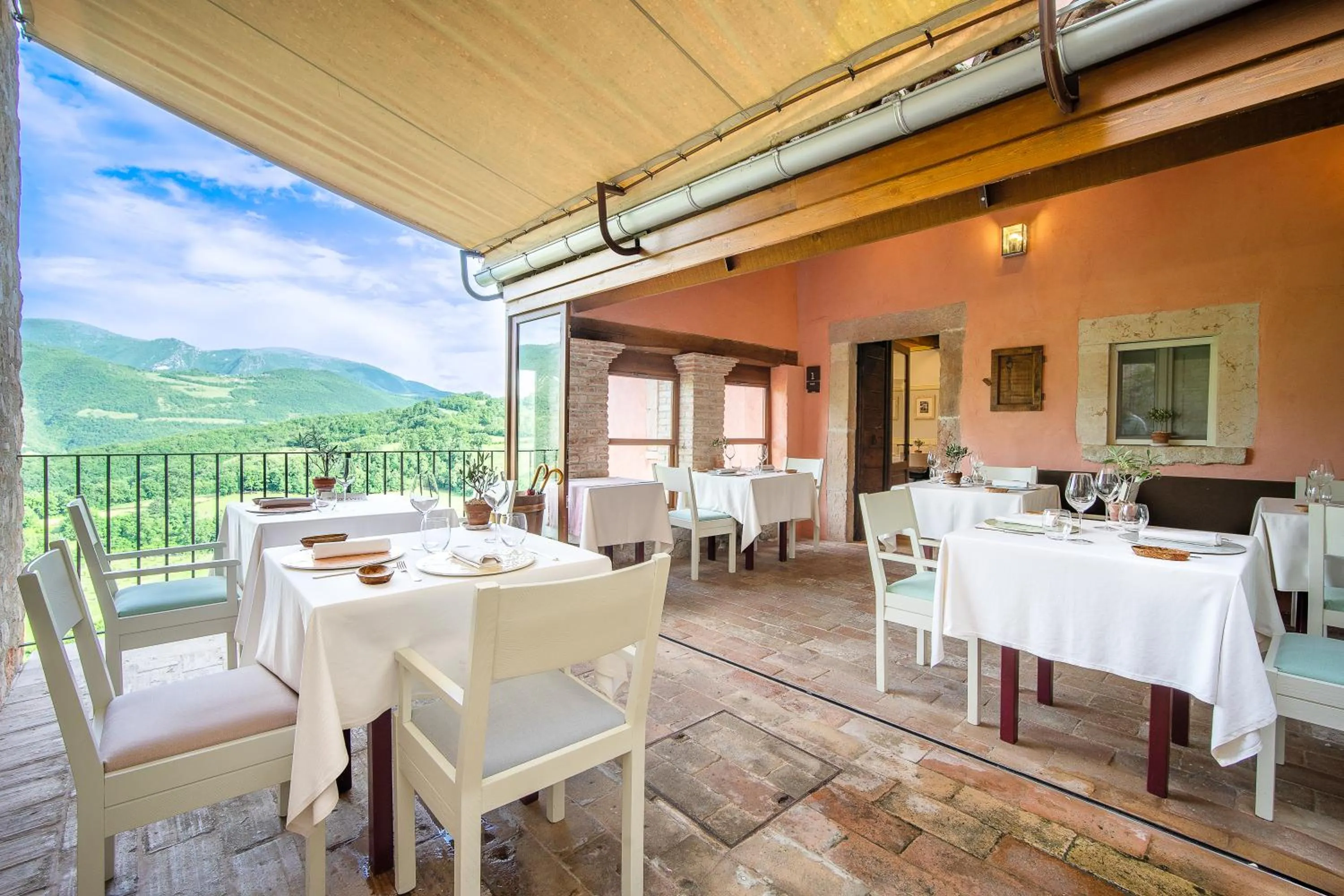 Restaurant/places to eat in Castello Di Postignano Relais