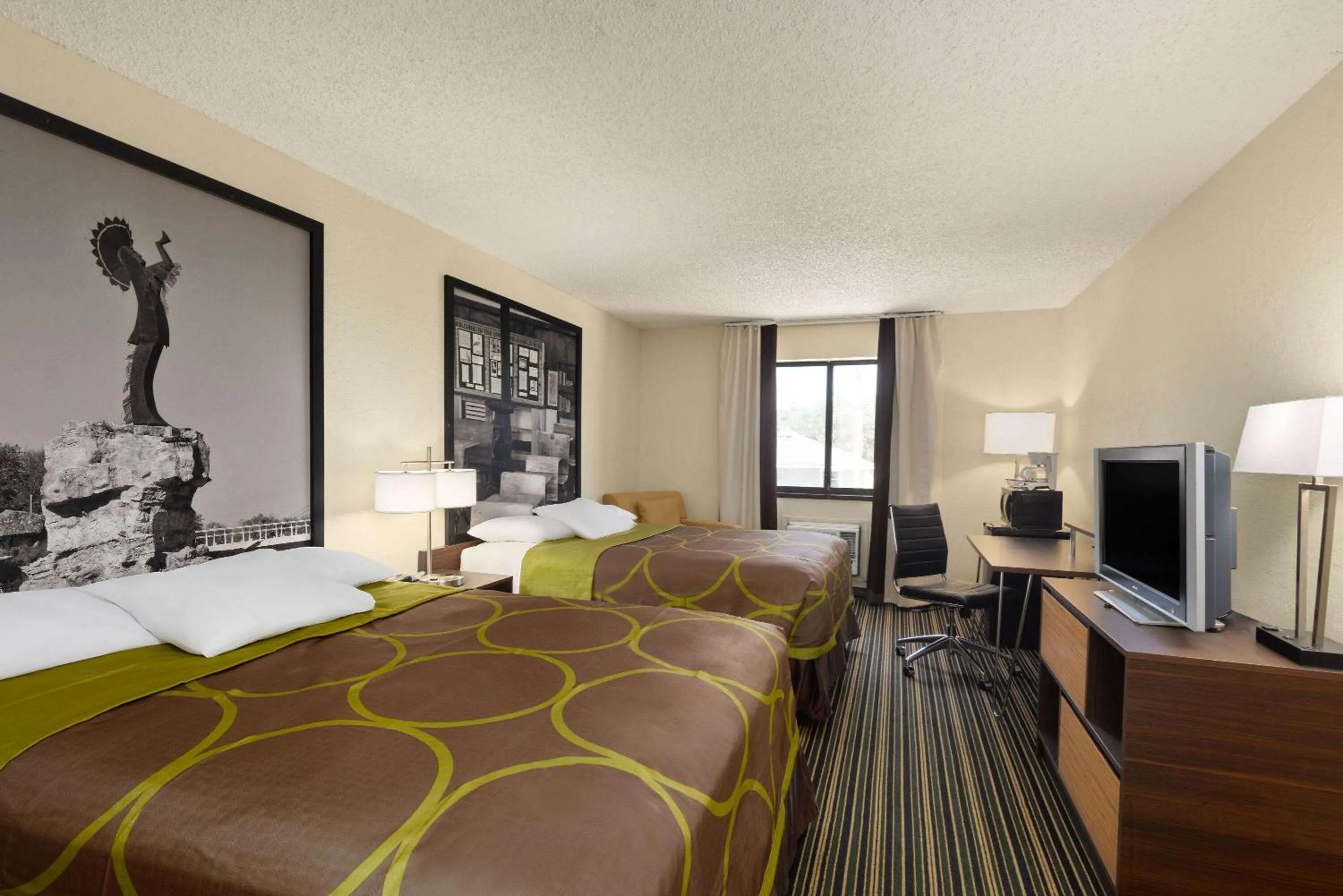 Photo of the whole room, Bed in Super 8 by Wyndham Dodge City