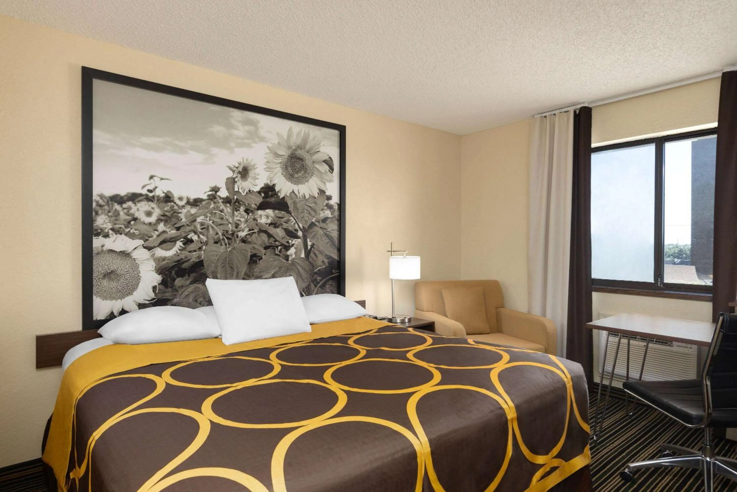 Photo of the whole room, Bed in Super 8 by Wyndham Dodge City