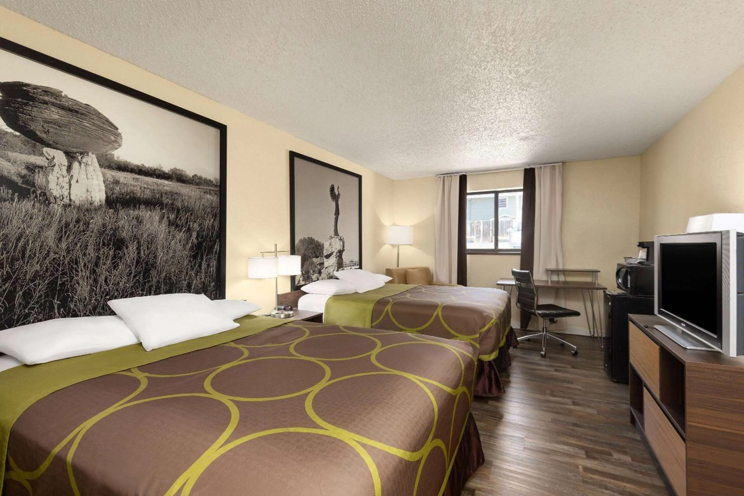 Photo of the whole room, Bed in Super 8 by Wyndham Dodge City