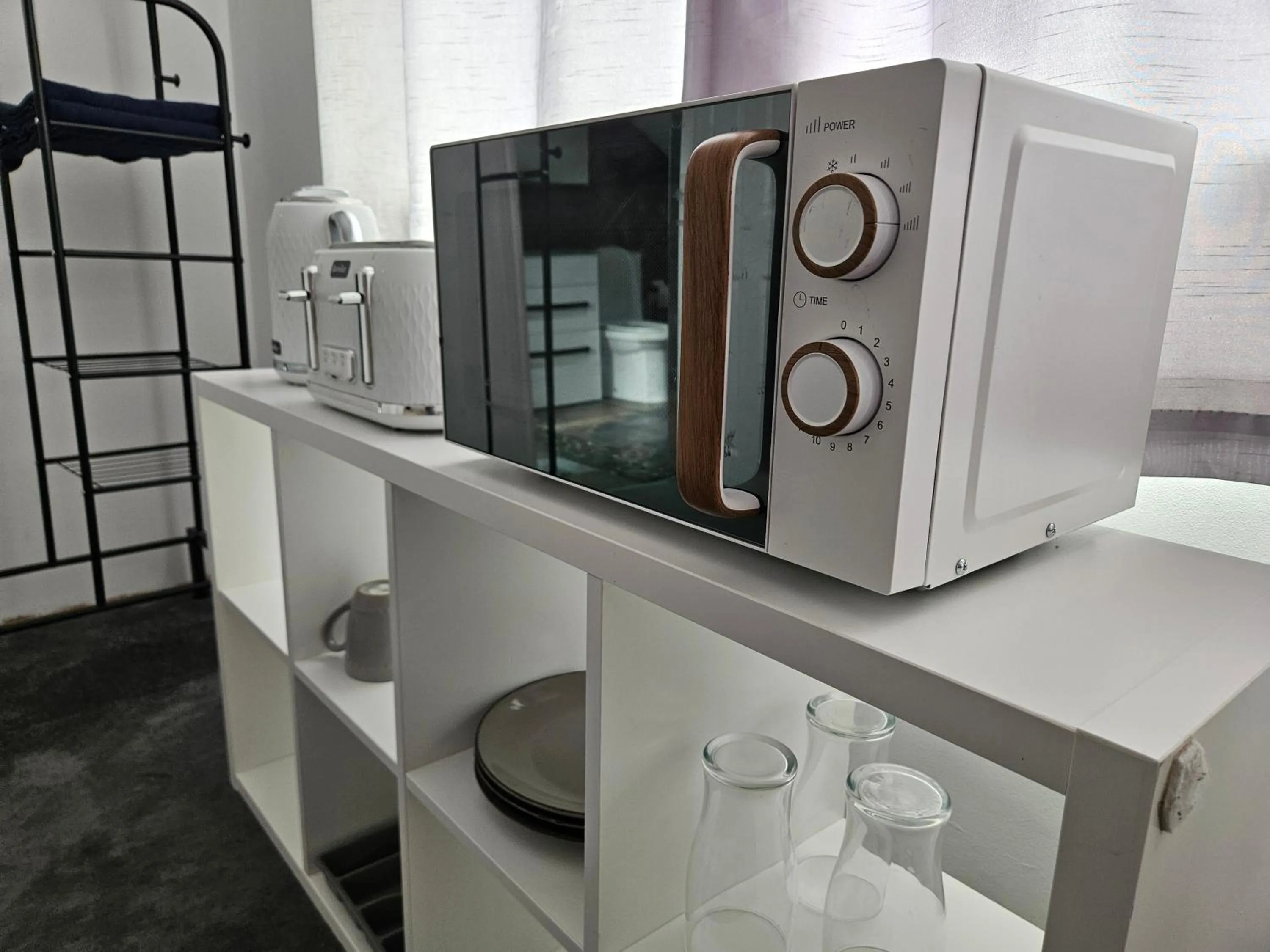 oven in SnoozeDen Westmead - Windsor Castle & Legoland