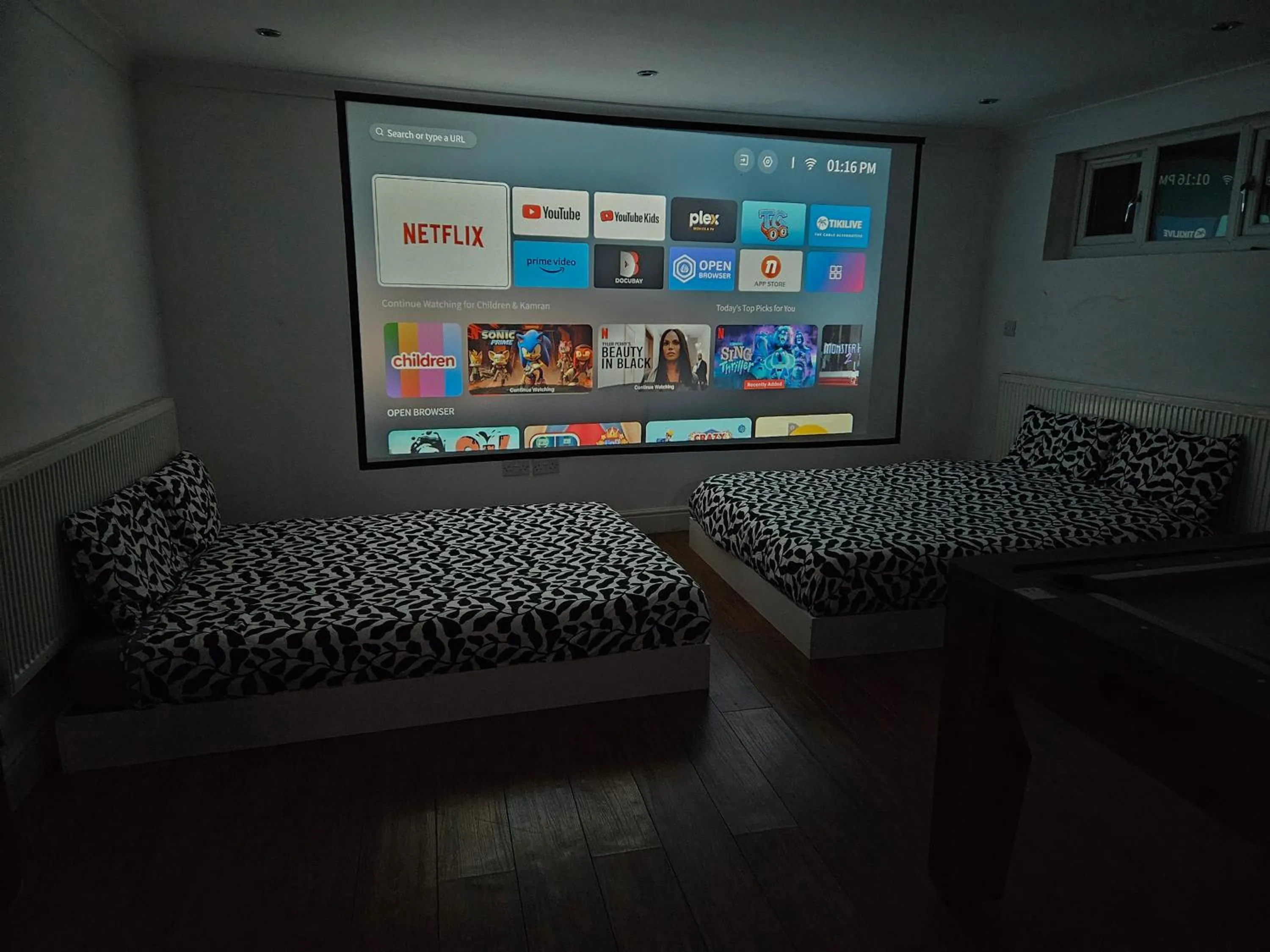 Bedroom in SnoozeDen Westmead - Windsor Castle & Legoland