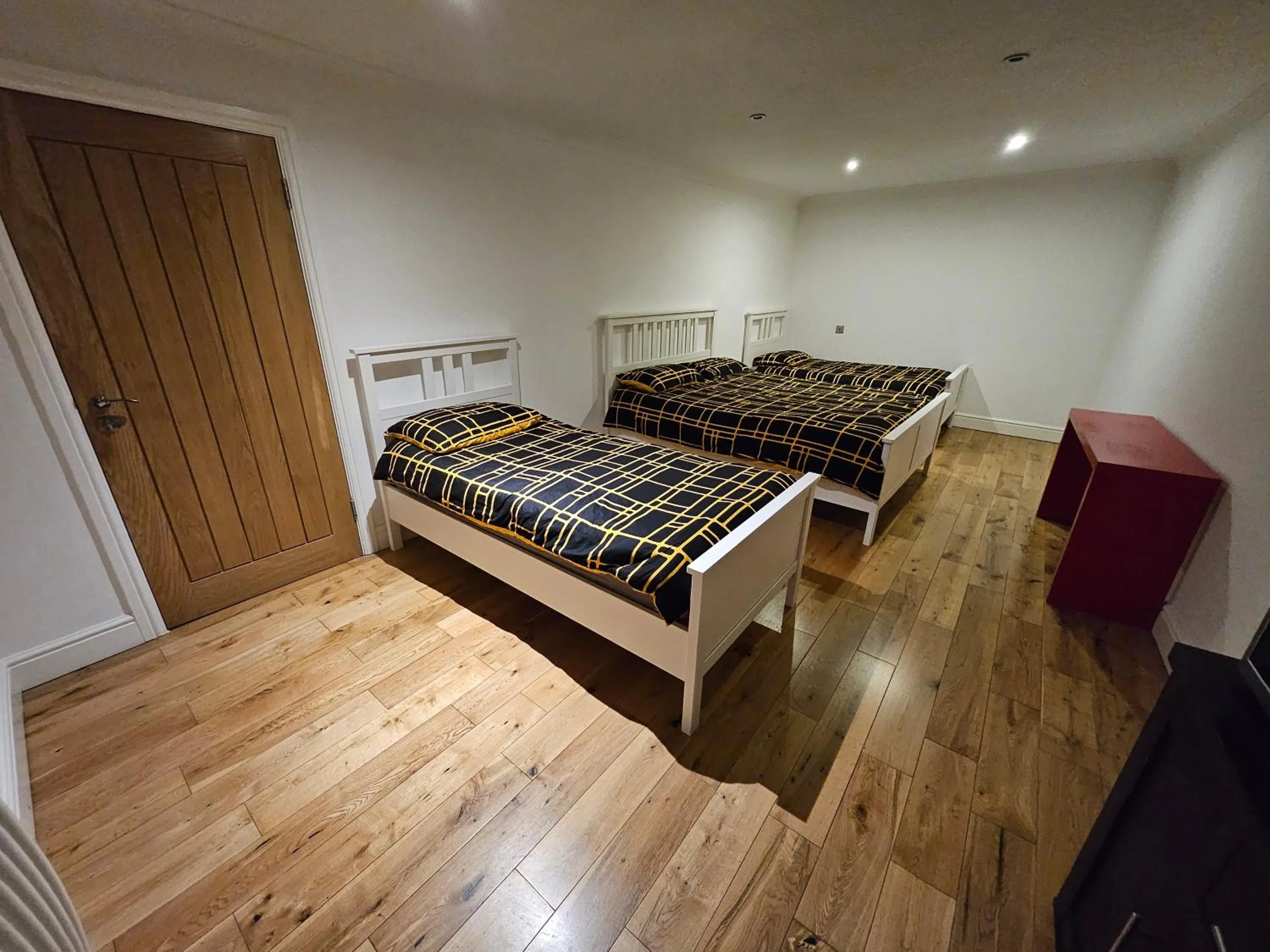 Bedroom, Bed in SnoozeDen Westmead - Windsor Castle & Legoland