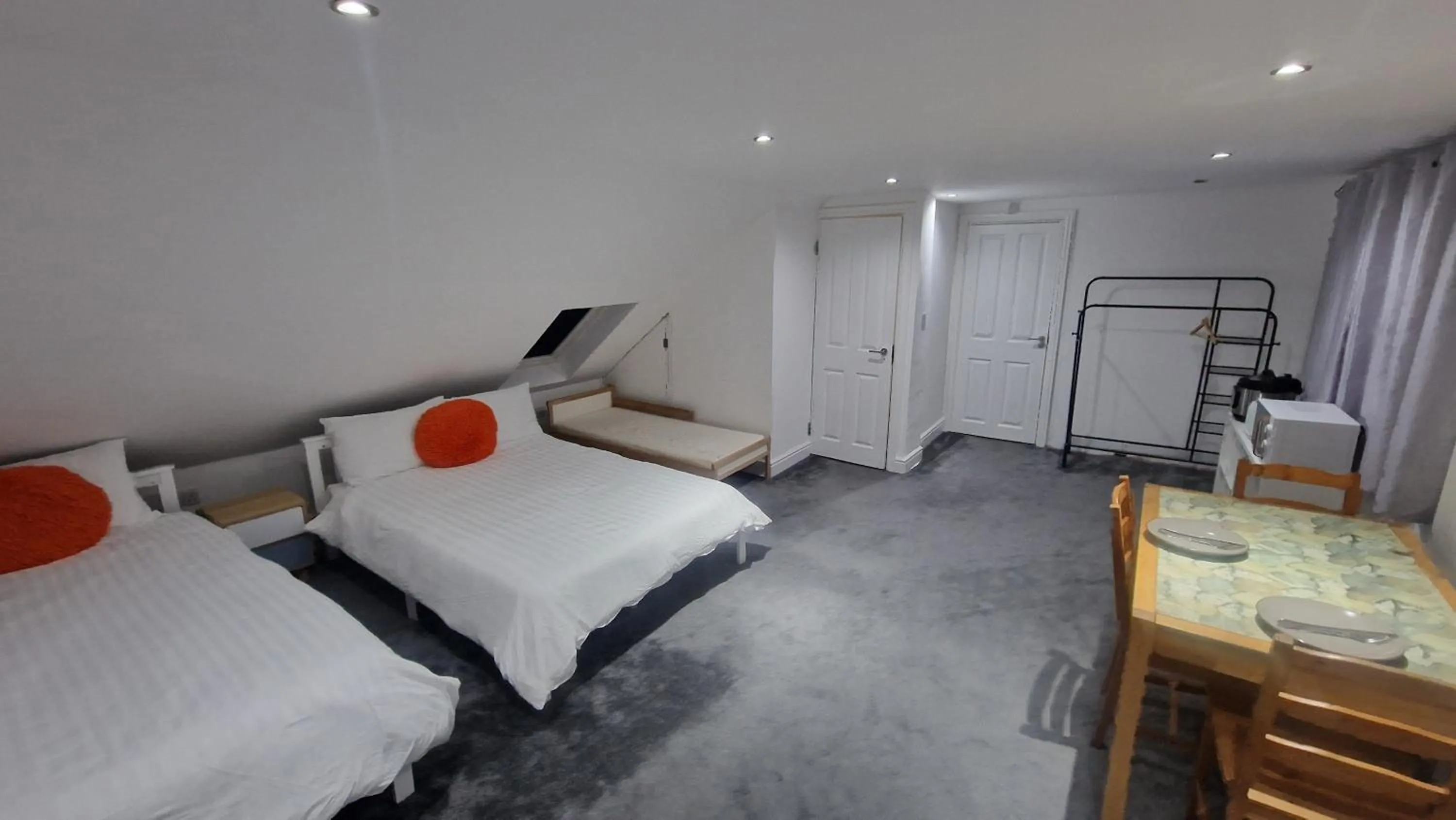 Bed in SnoozeDen Westmead - Windsor Castle & Legoland