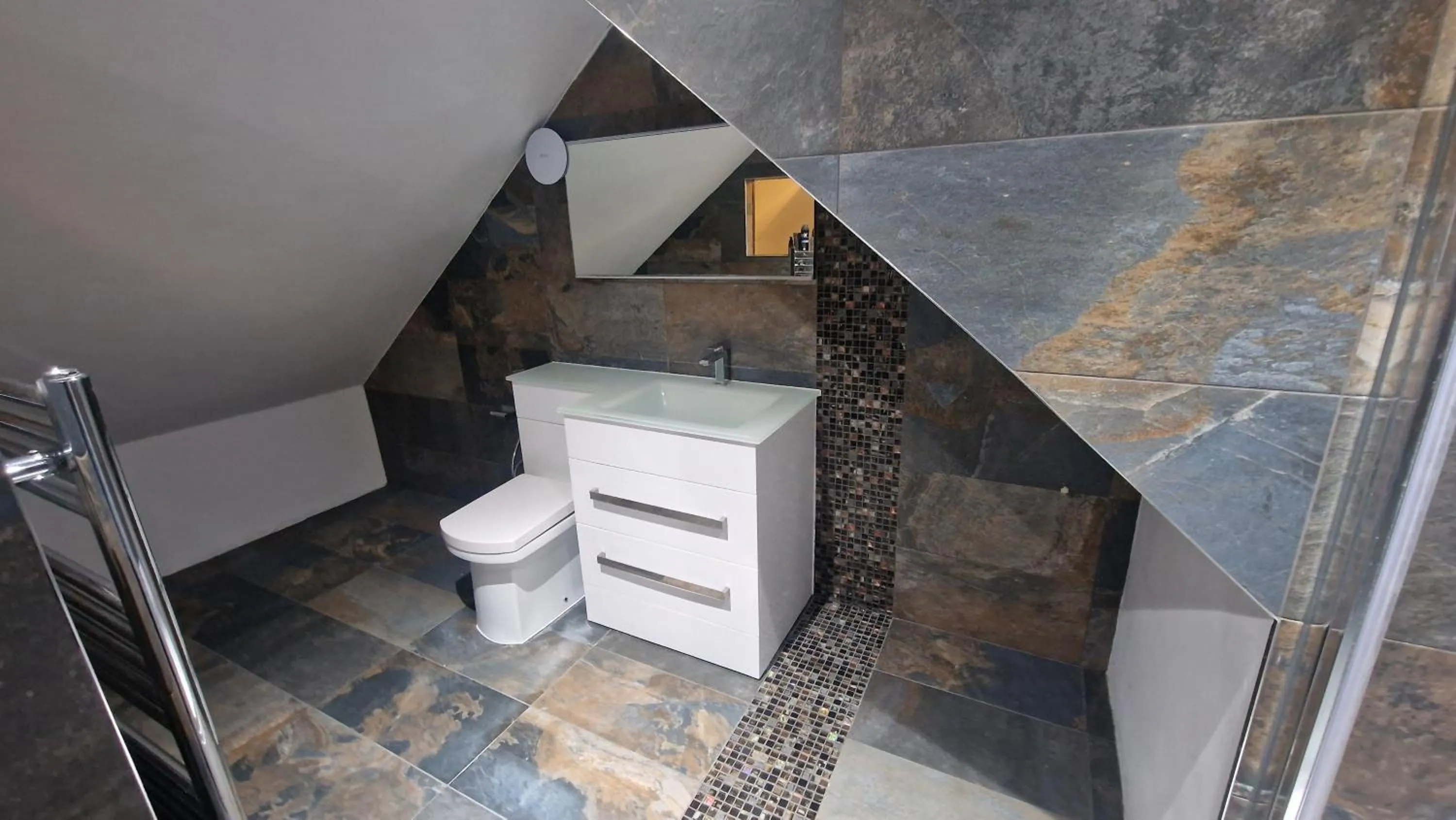 Bathroom in SnoozeDen Westmead - Windsor Castle & Legoland