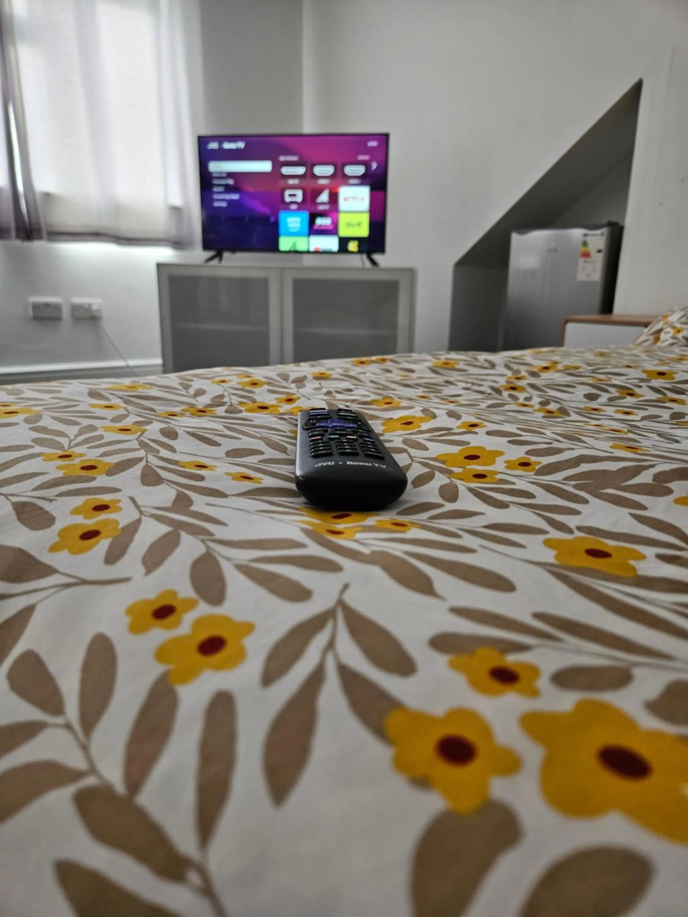 TV and multimedia, Bed in SnoozeDen Westmead - Windsor Castle & Legoland