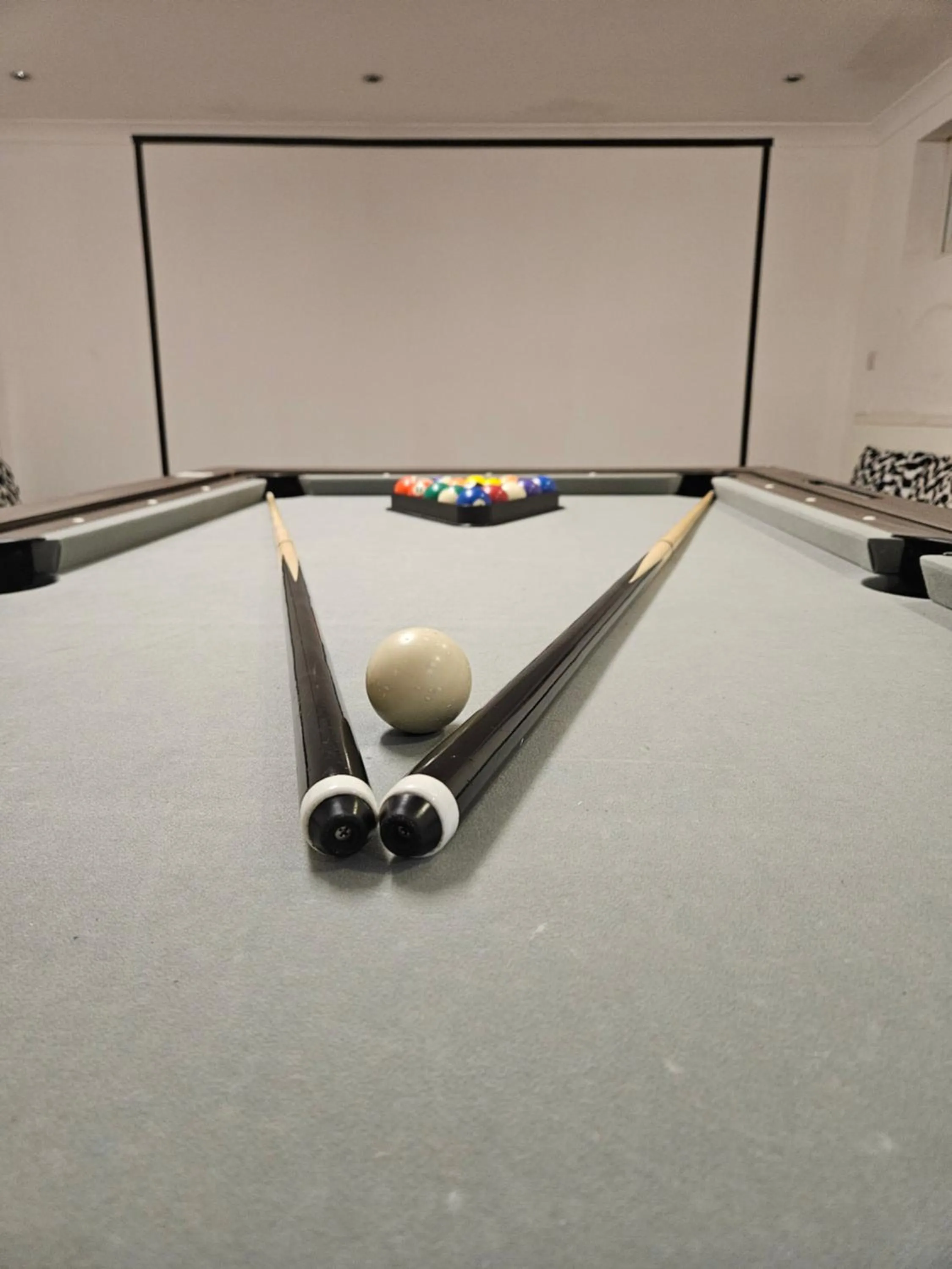 Billiard in SnoozeDen Westmead - Windsor Castle & Legoland