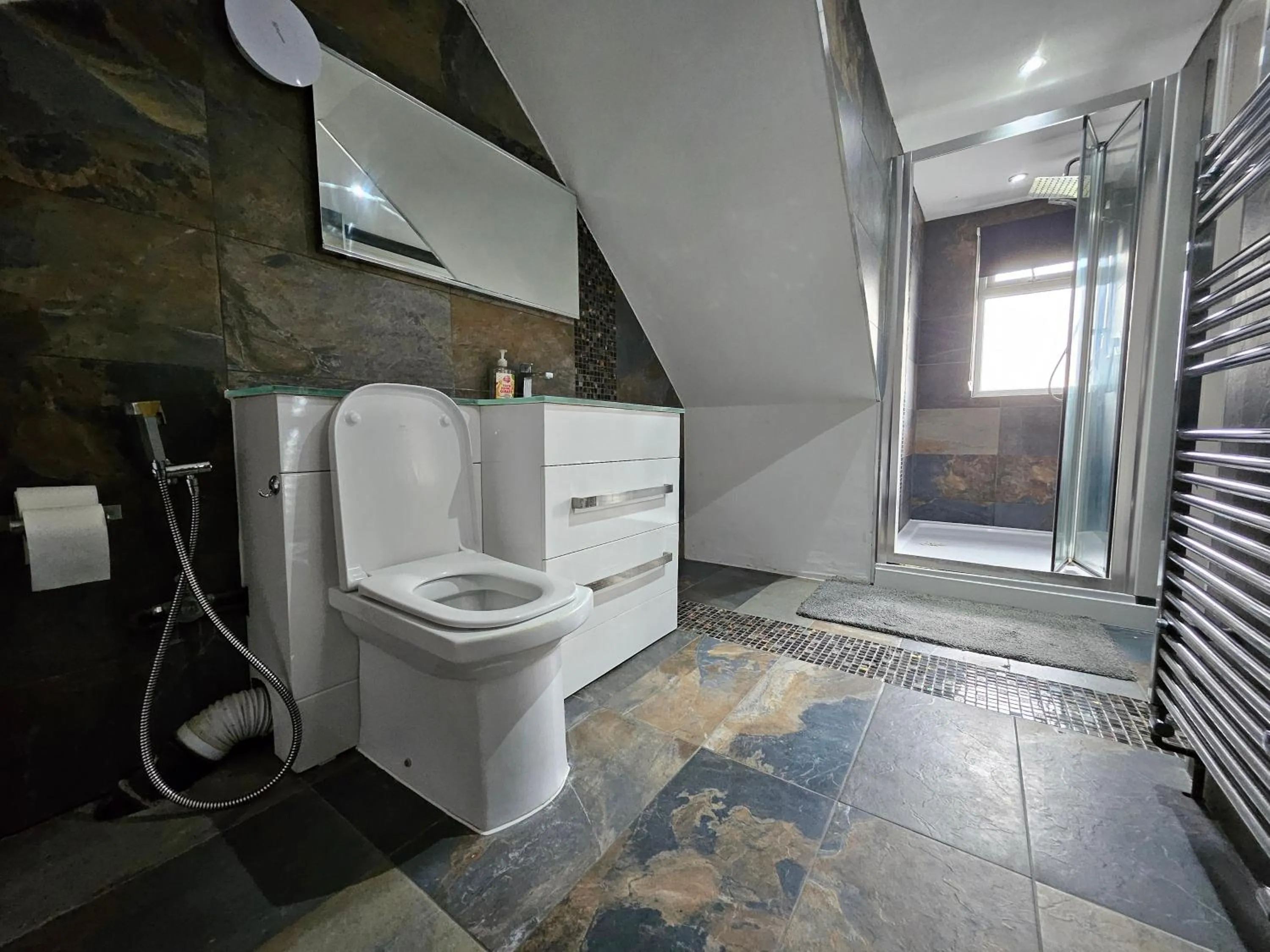 Bathroom in SnoozeDen Westmead - Windsor Castle & Legoland